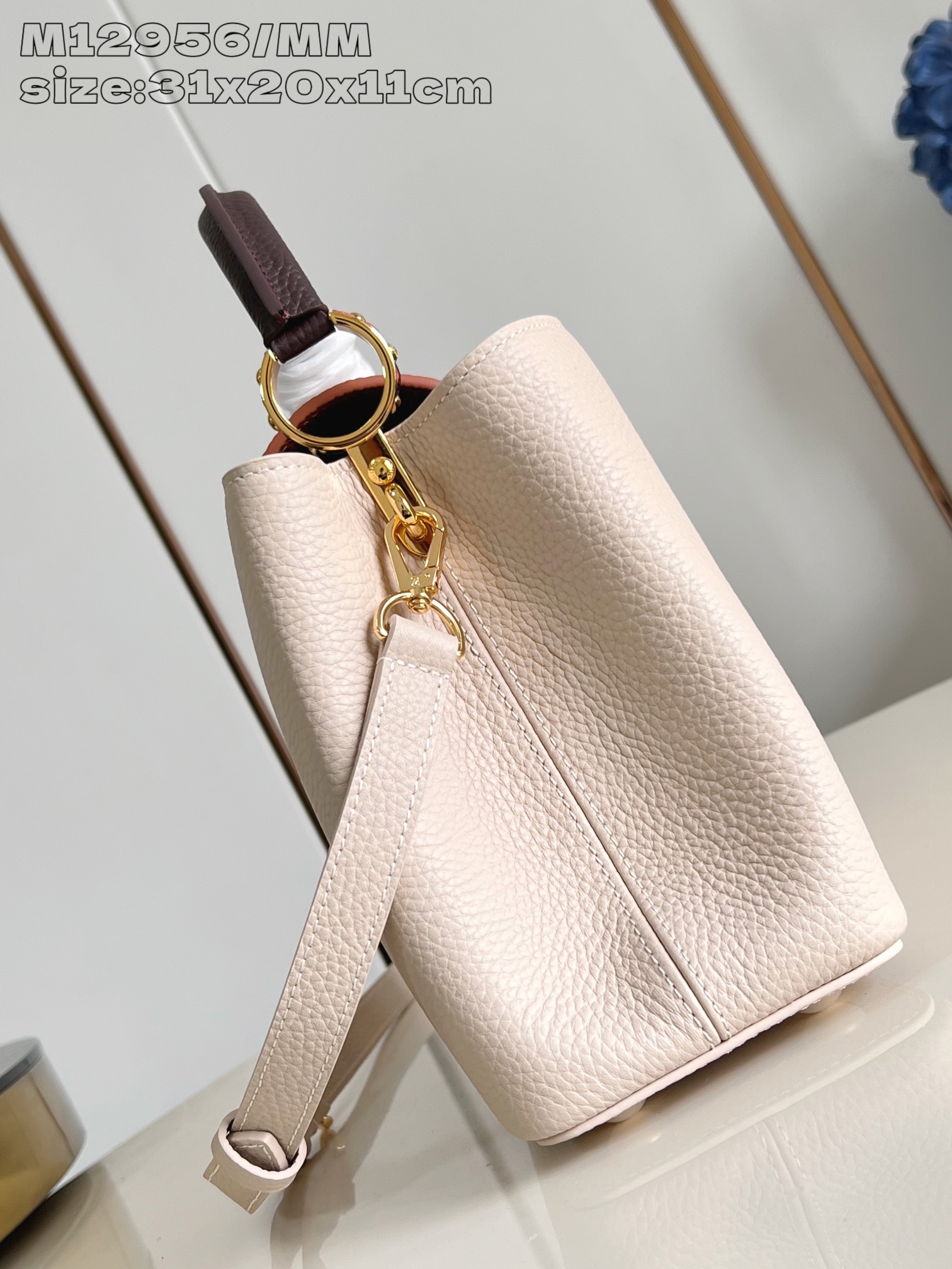 【顶级原单 M12956灰色拼/中号 】本款 Capucines 中号手袋为华美 Taurillon 牛