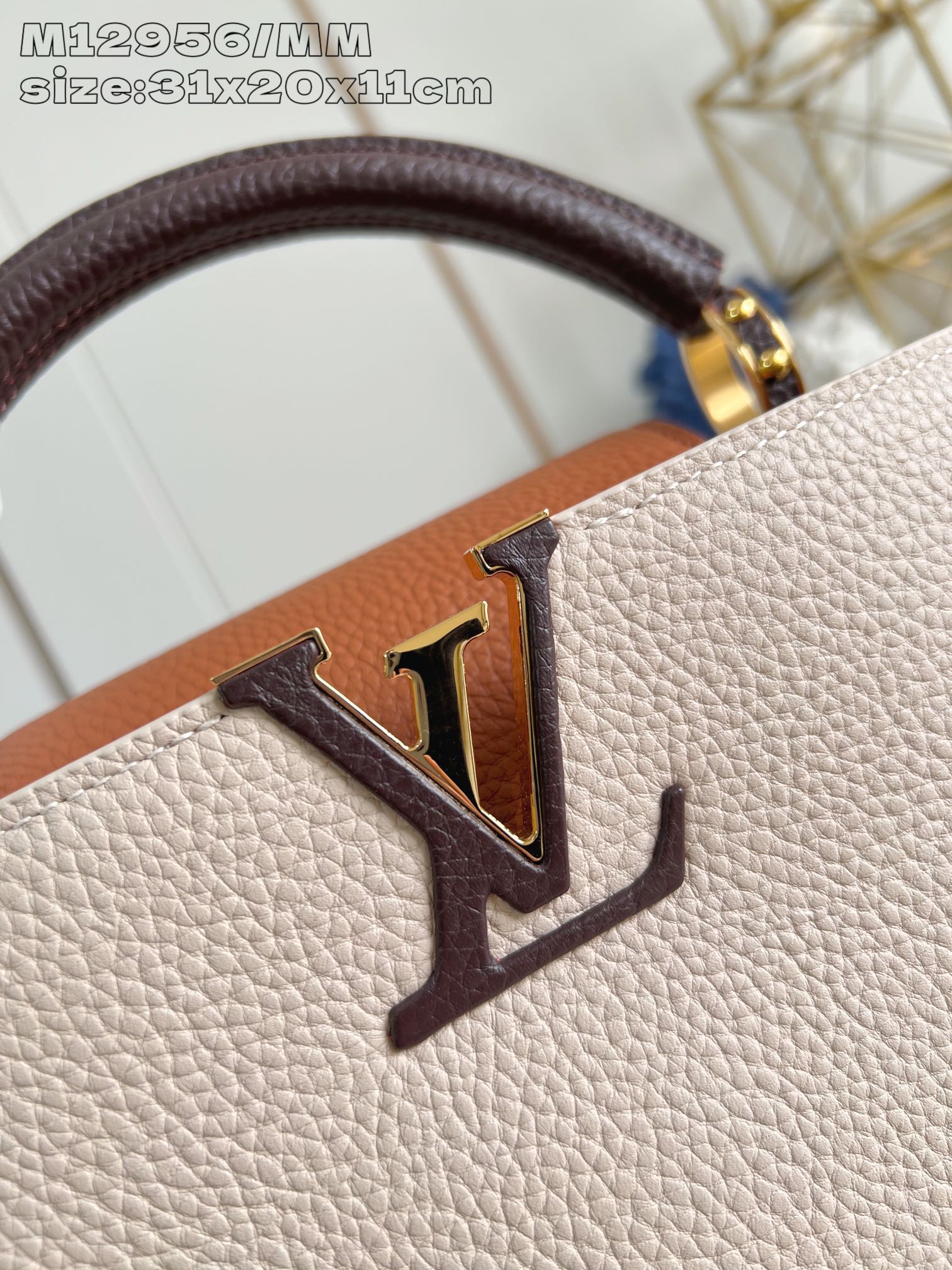 【顶级原单 M12956灰色拼/中号 】本款 Capucines 中号手袋为华美 Taurillon 牛