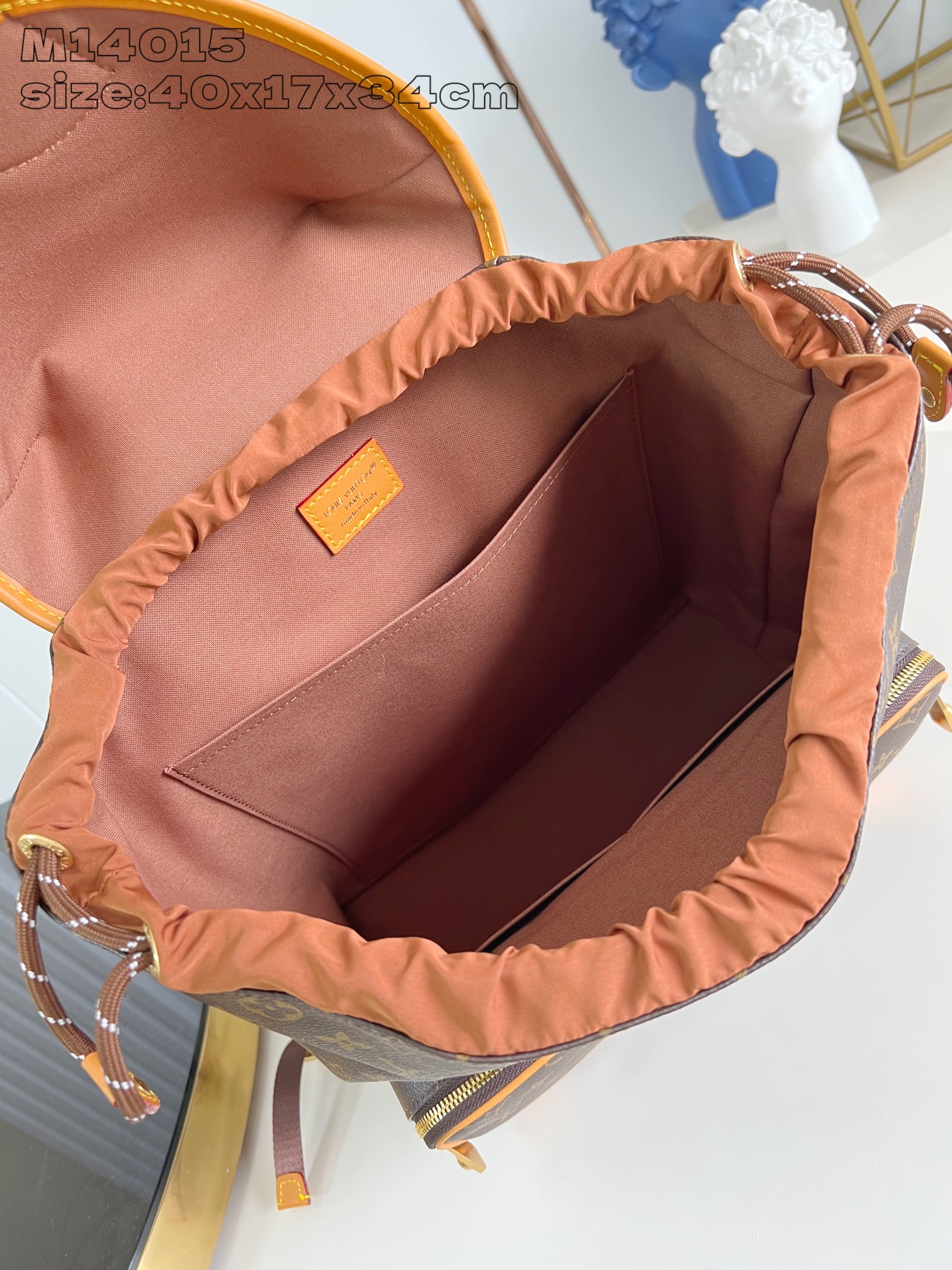 【顶级原单 M14015老花 】本款 Montsouris Cargo 双肩包实用且经典，标志性 Mon