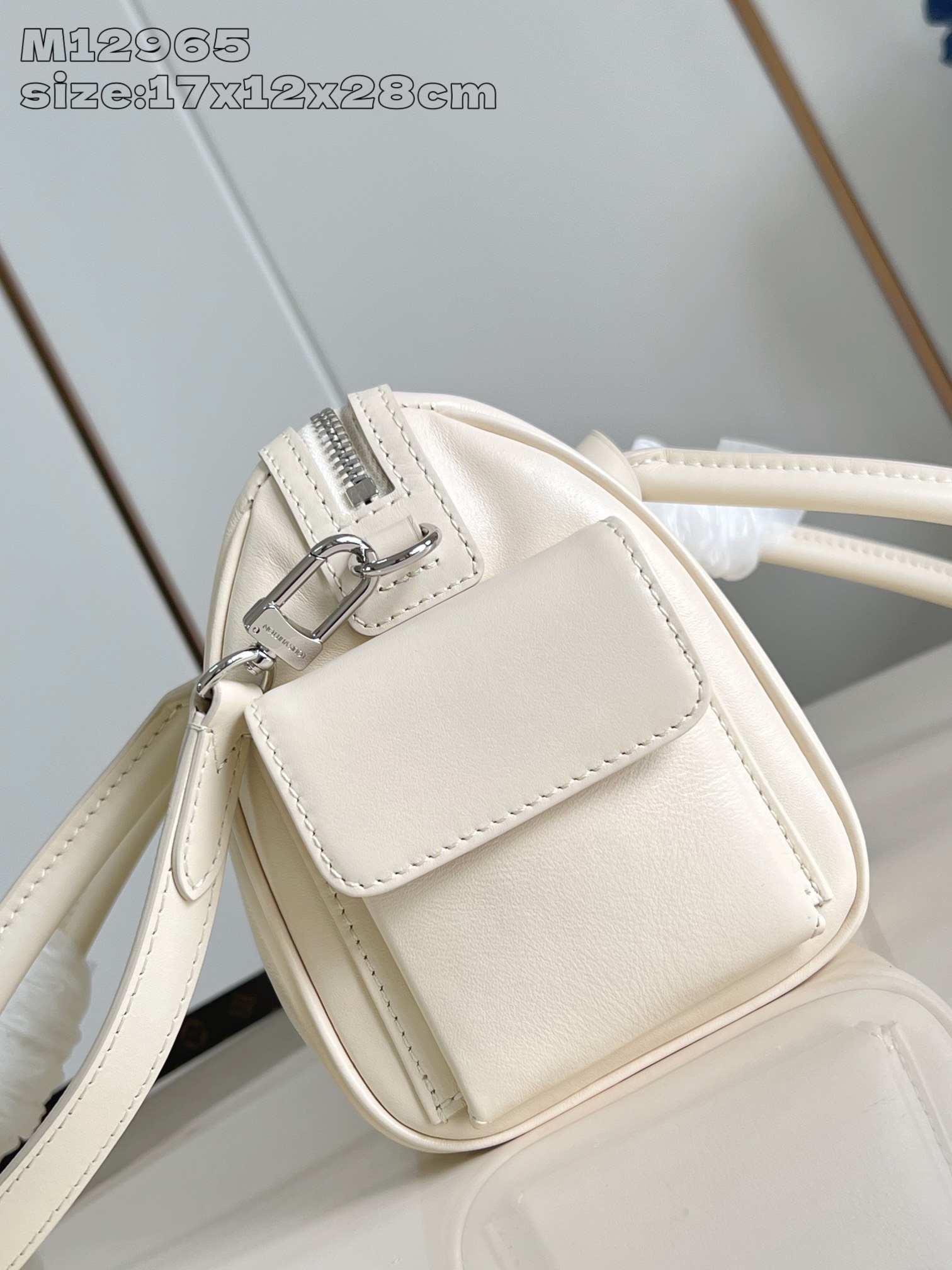 【顶级原单 M12965白 】本款 Speedy Cargo 手袋出自 LV Vibe 系列，以新摇滚笔