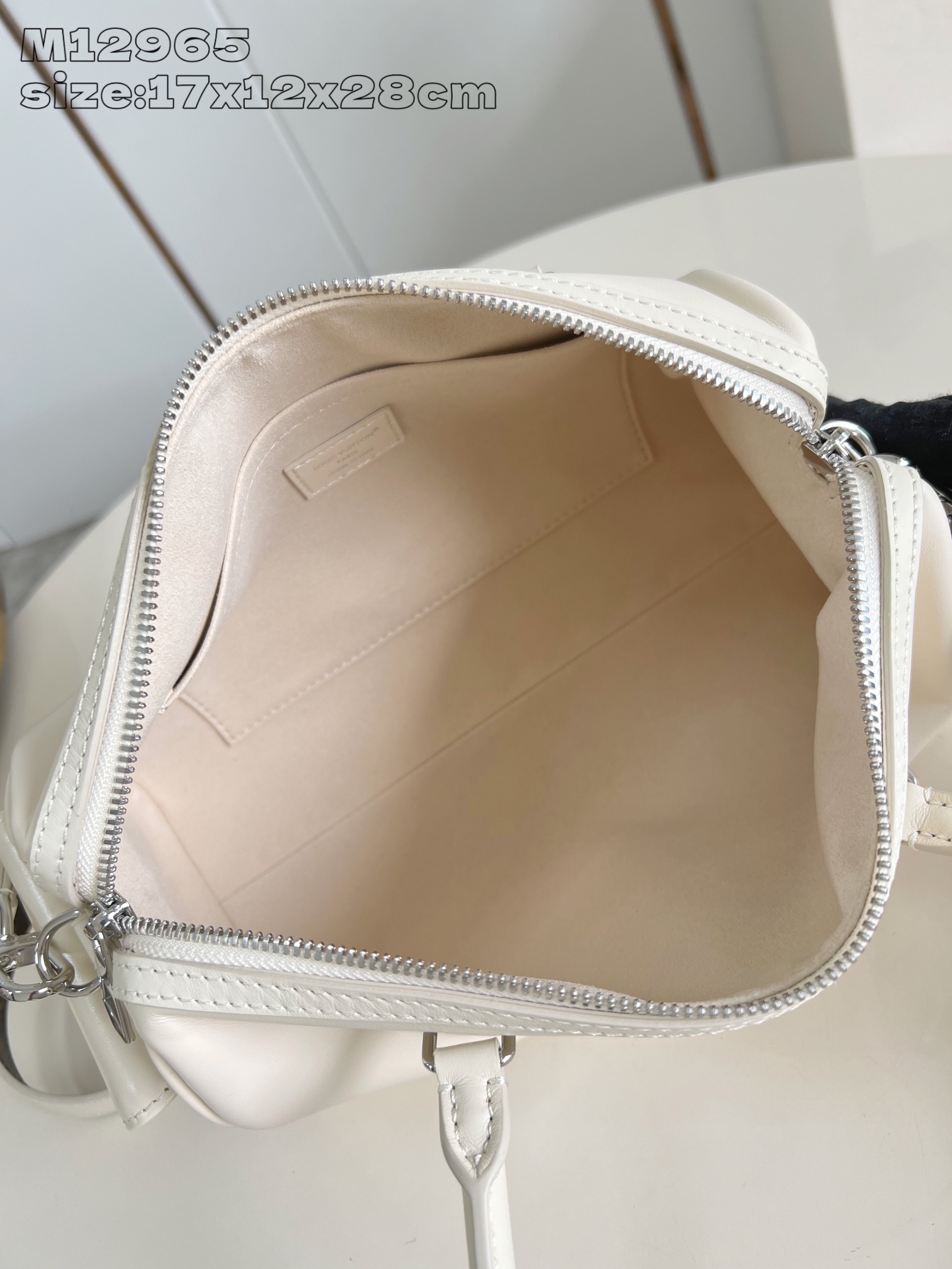 【顶级原单 M12965白 】本款 Speedy Cargo 手袋出自 LV Vibe 系列，以新摇滚笔