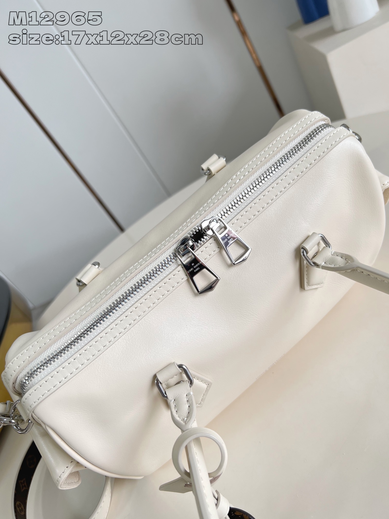 【顶级原单 M12965白 】本款 Speedy Cargo 手袋出自 LV Vibe 系列，以新摇滚笔