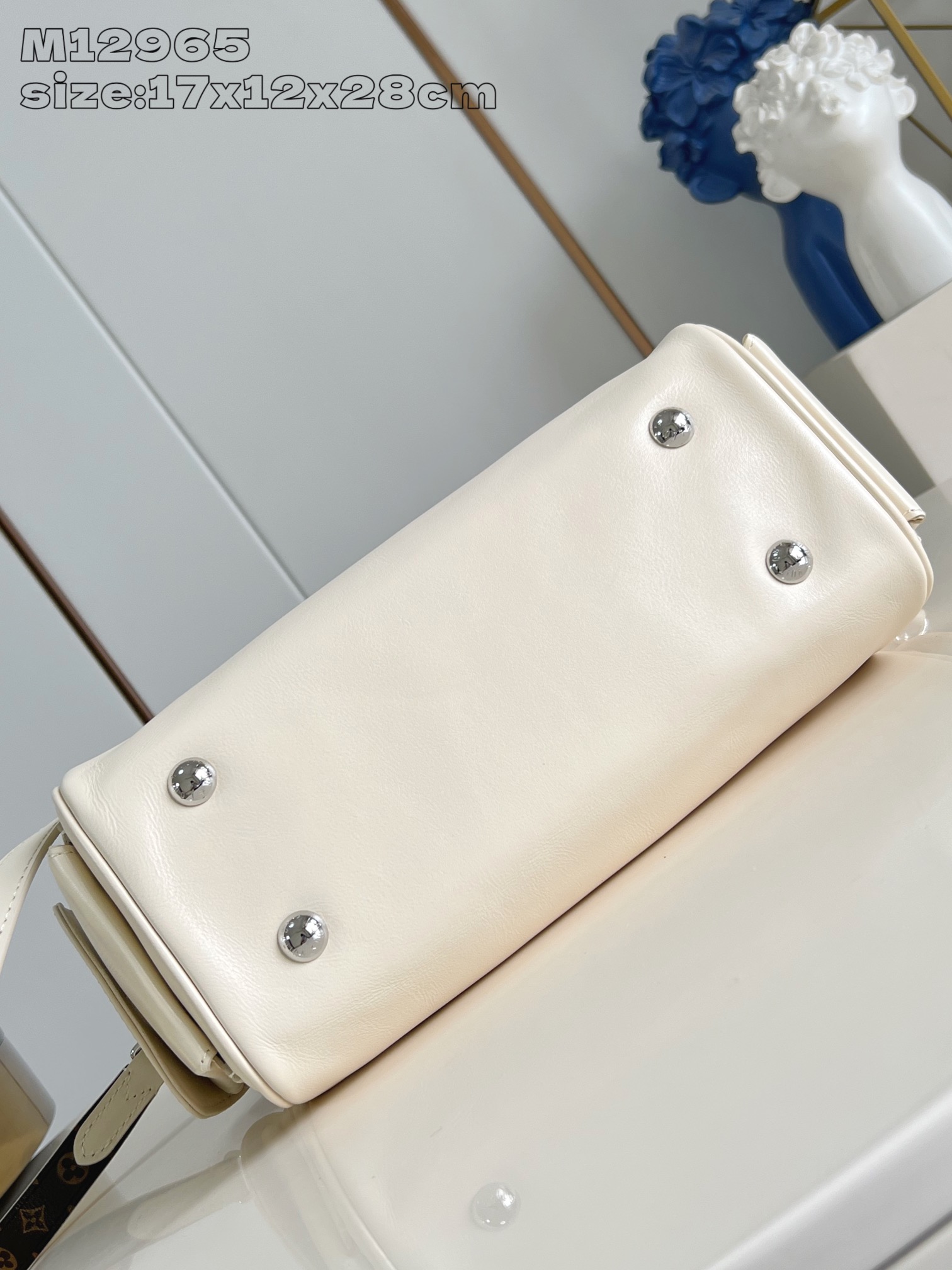 【顶级原单 M12965白 】本款 Speedy Cargo 手袋出自 LV Vibe 系列，以新摇滚笔
