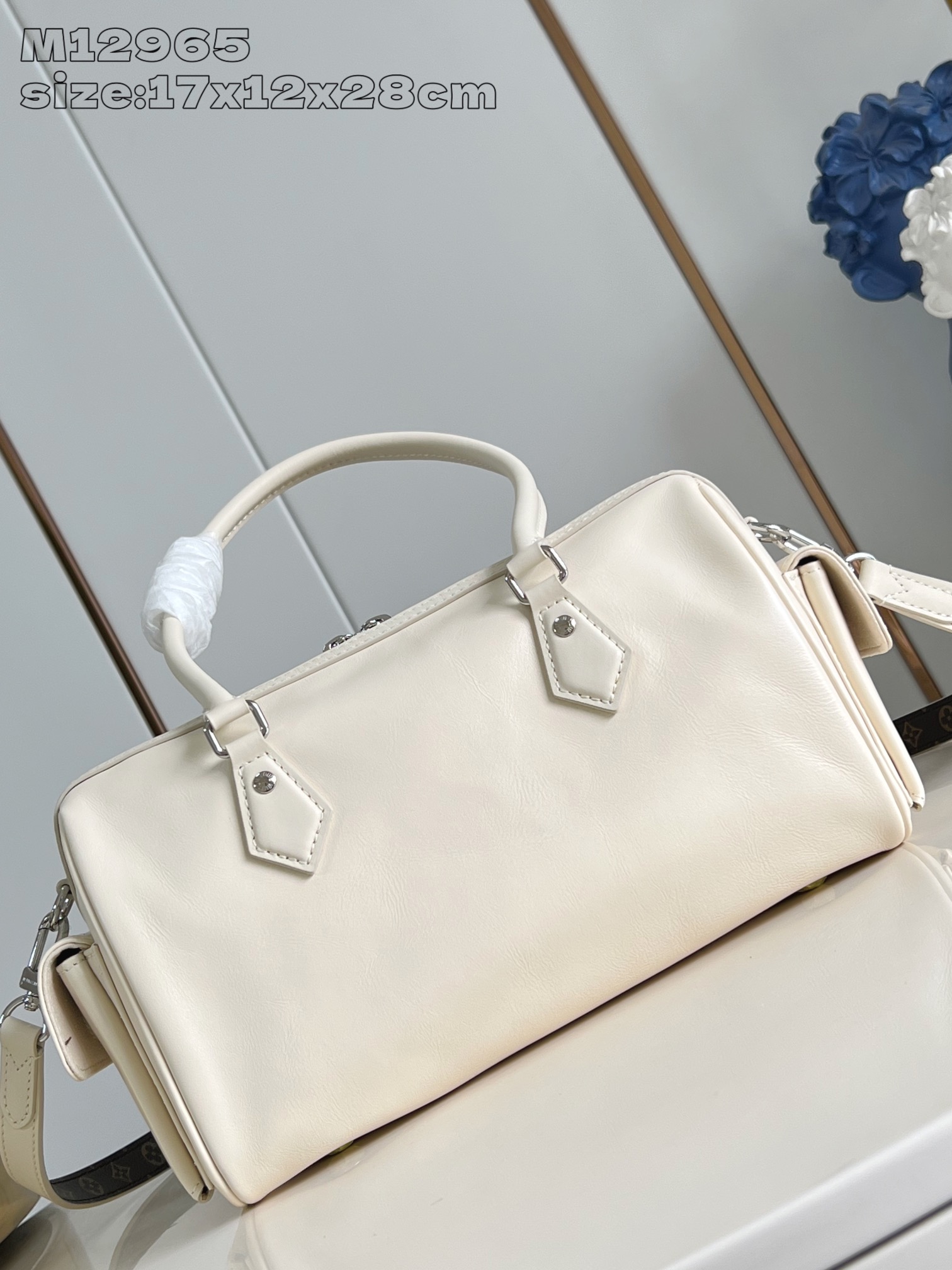 【顶级原单 M12965白 】本款 Speedy Cargo 手袋出自 LV Vibe 系列，以新摇滚笔