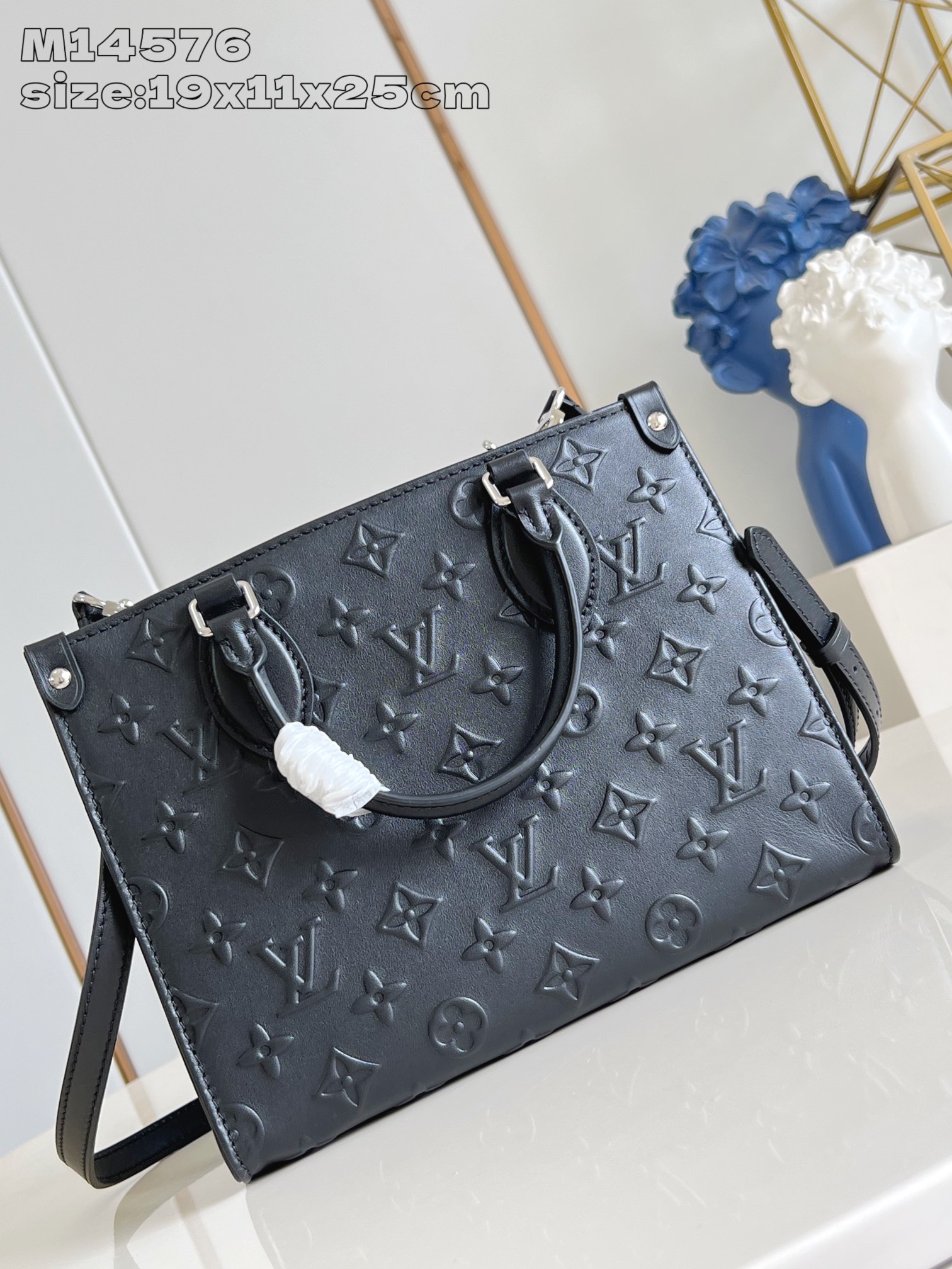 【顶级原单 M14576 】本款 OnTheGo 小号手袋出自 Monogram Bold 系列，以利落
