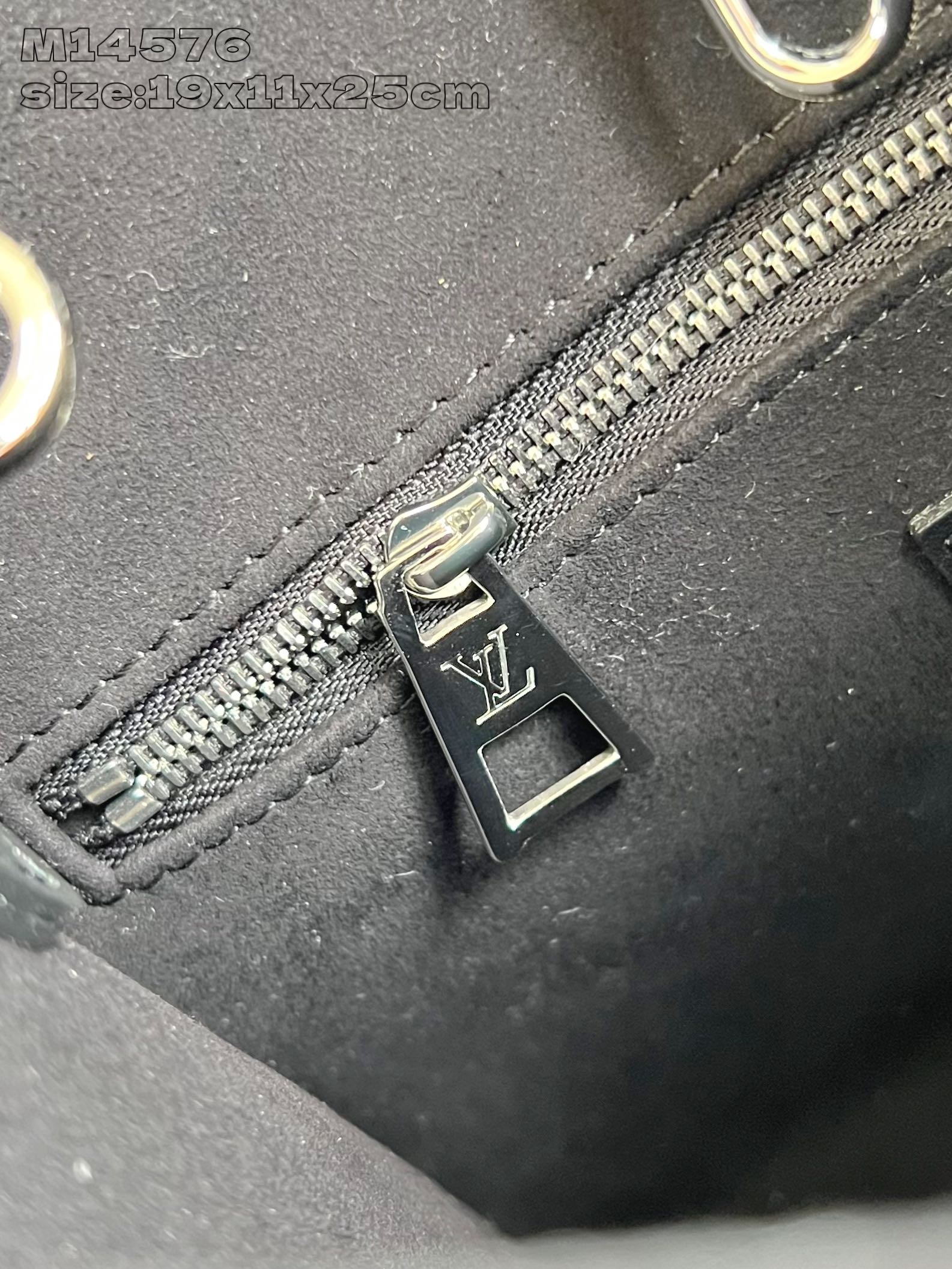 【顶级原单 M14576 】本款 OnTheGo 小号手袋出自 Monogram Bold 系列，以利落