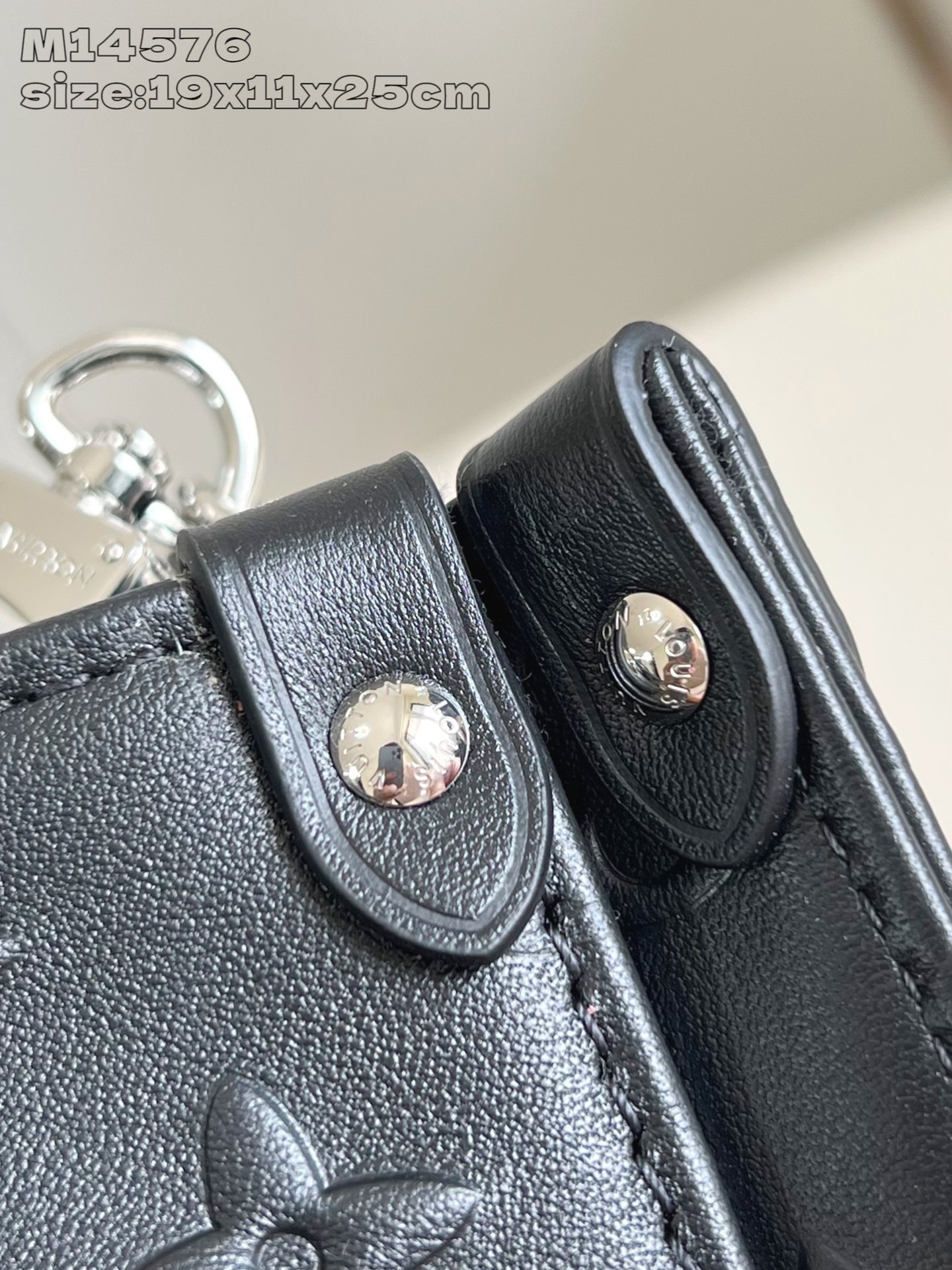 【顶级原单 M14576 】本款 OnTheGo 小号手袋出自 Monogram Bold 系列，以利落
