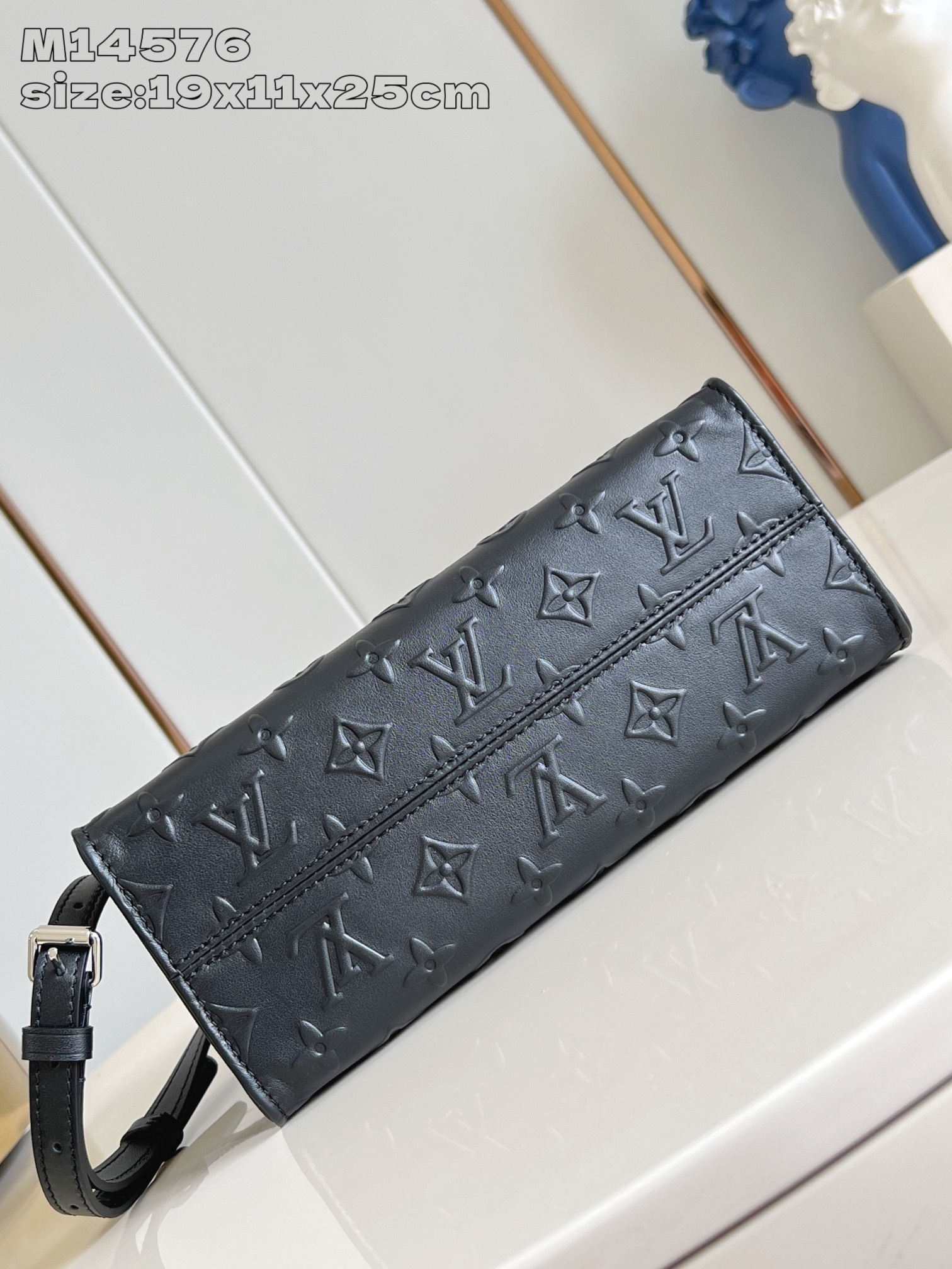 【顶级原单 M14576 】本款 OnTheGo 小号手袋出自 Monogram Bold 系列，以利落