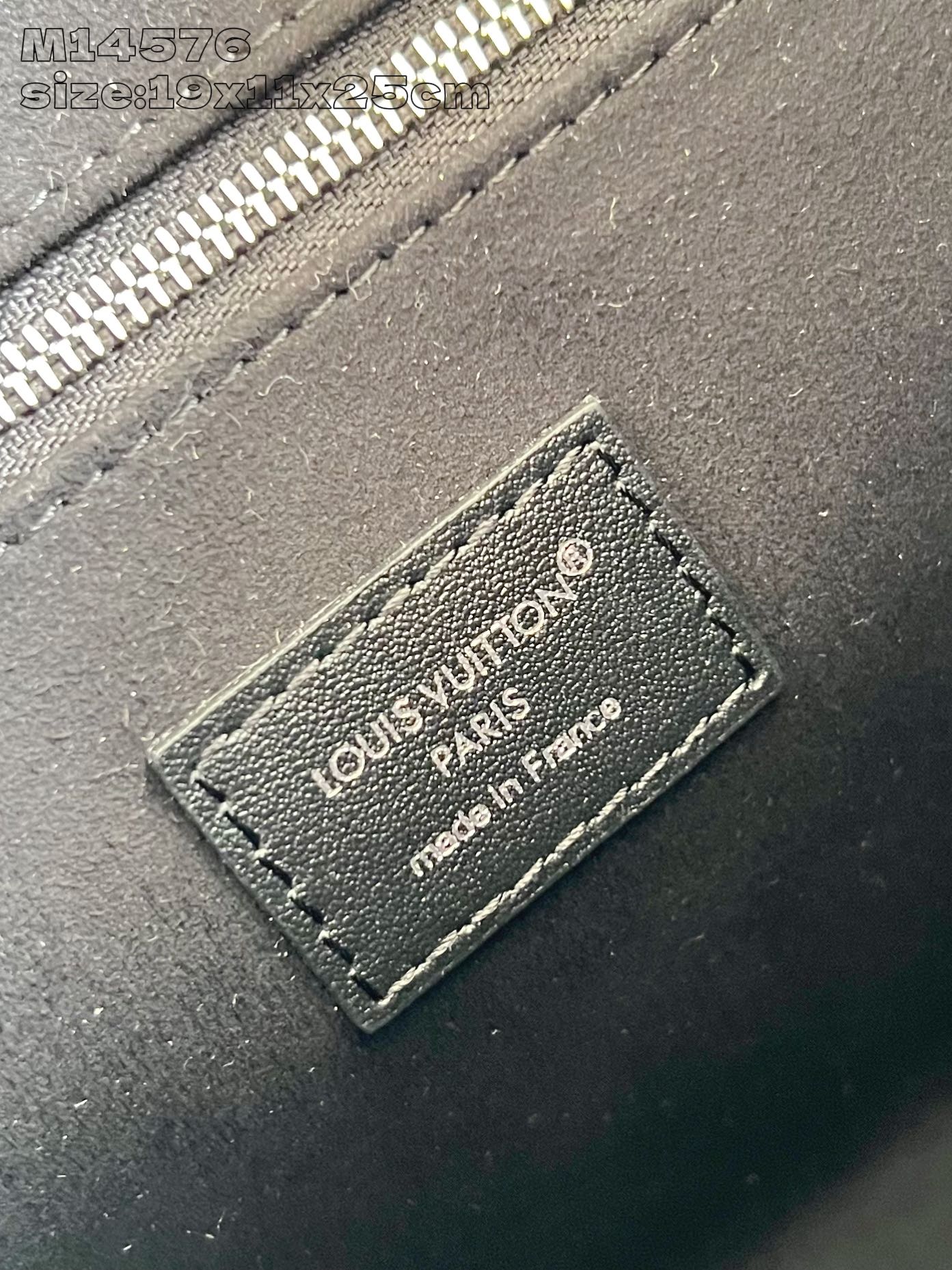 【顶级原单 M14576 】本款 OnTheGo 小号手袋出自 Monogram Bold 系列，以利落
