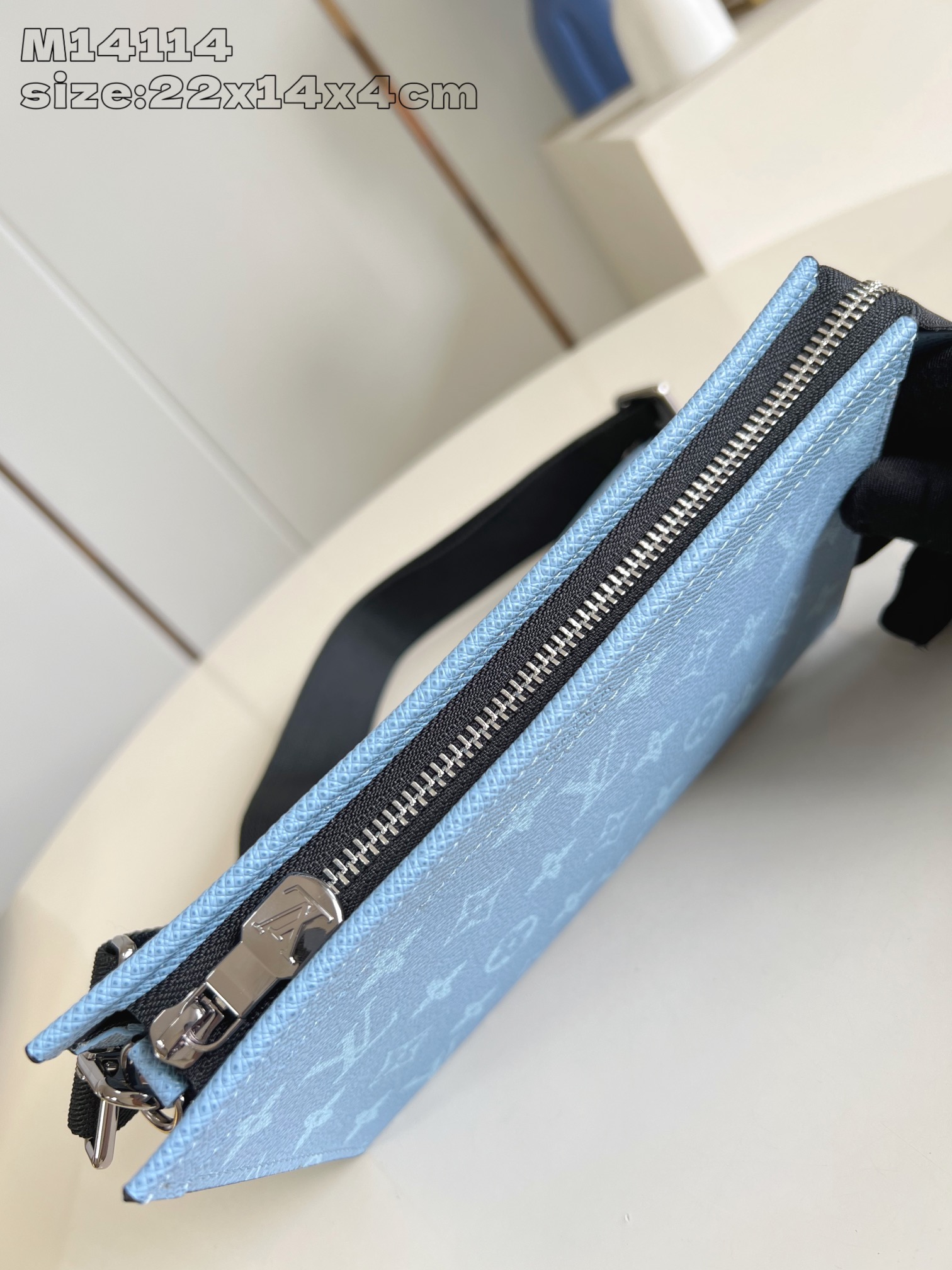 【顶级原单 M14114 】這款Gaston可穿戴式錢包以Monogram塗層帆布搭配色調相襯的Taïg