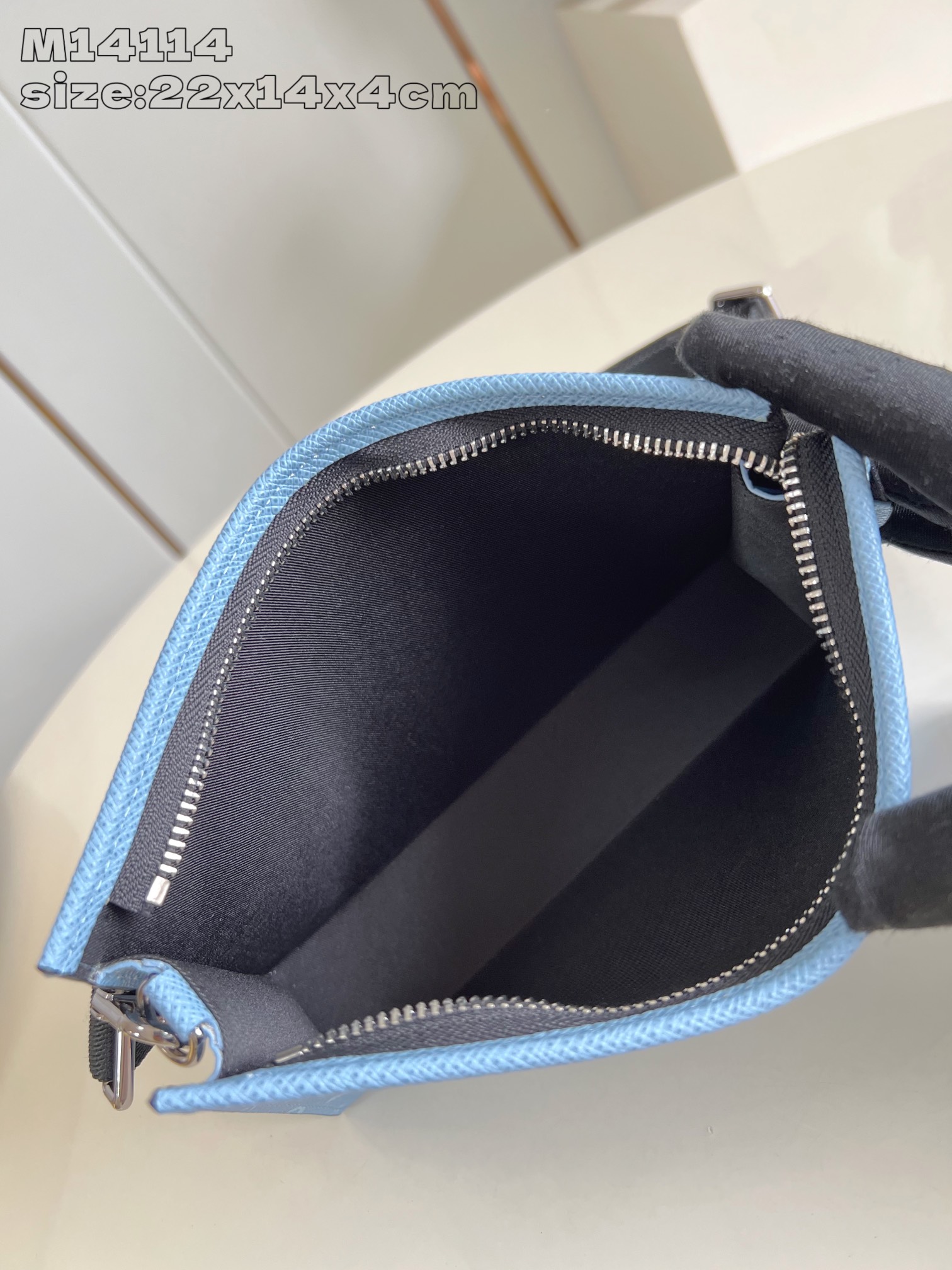【顶级原单 M14114 】這款Gaston可穿戴式錢包以Monogram塗層帆布搭配色調相襯的Taïg