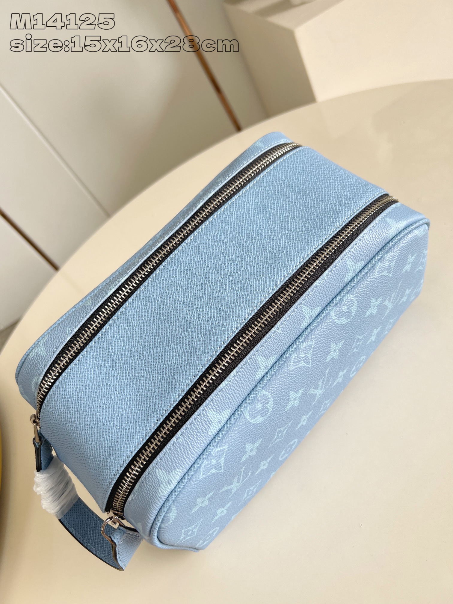 【顶级原单 M14125 】本款 Dopp Kit 盥洗袋为 Monogram 涂层帆布和 Taïga 