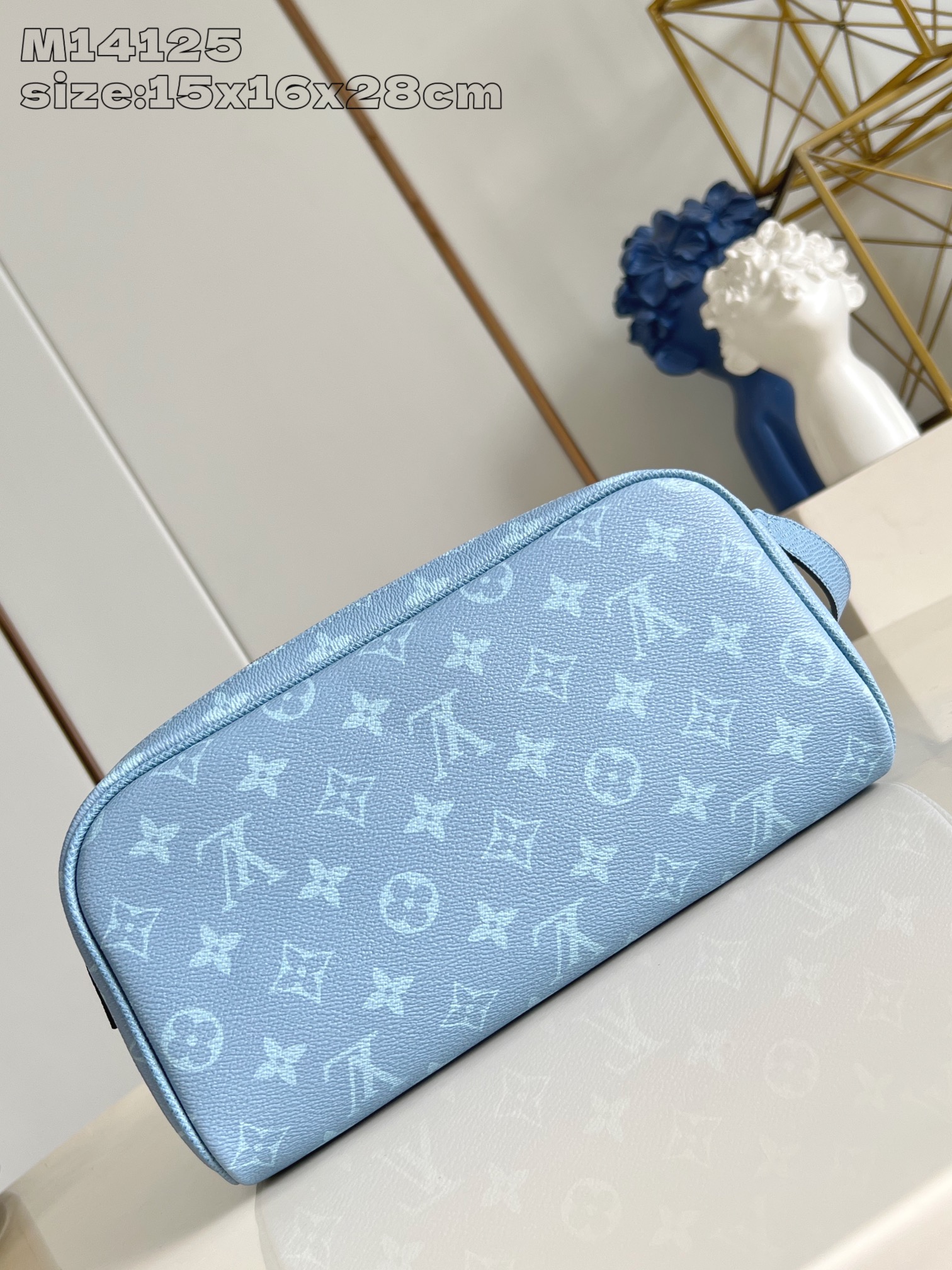 【顶级原单 M14125 】本款 Dopp Kit 盥洗袋为 Monogram 涂层帆布和 Taïga 