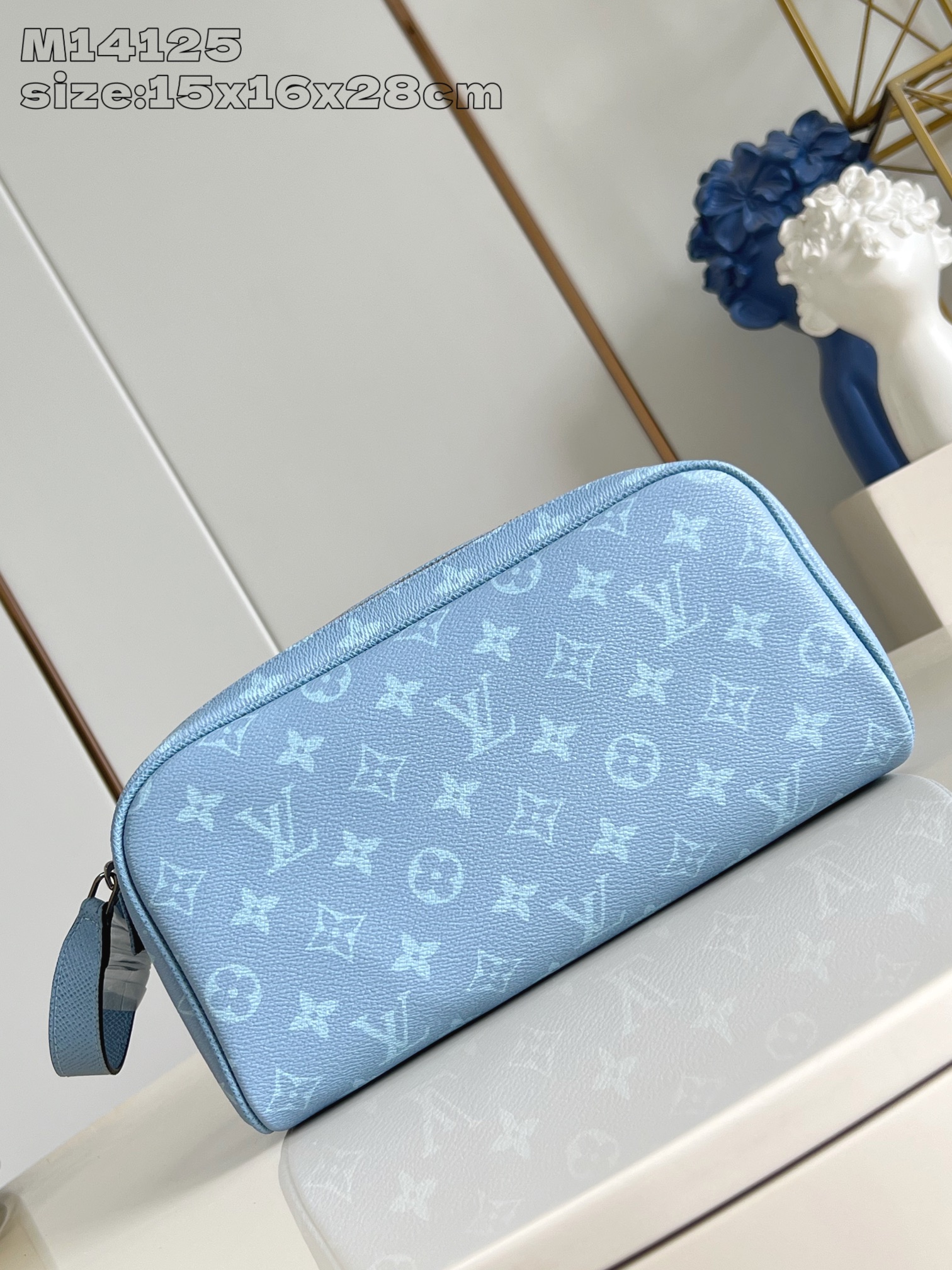 【顶级原单 M14125 】本款 Dopp Kit 盥洗袋为 Monogram 涂层帆布和 Taïga 