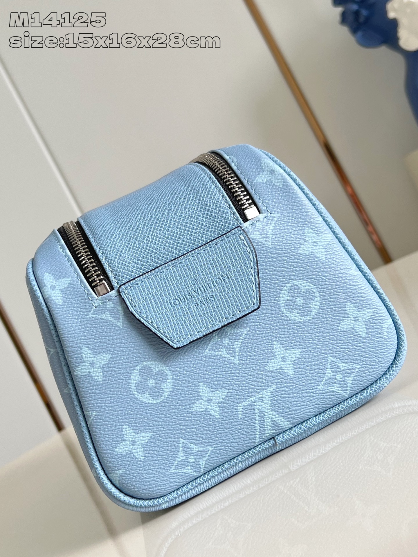 【顶级原单 M14125 】本款 Dopp Kit 盥洗袋为 Monogram 涂层帆布和 Taïga 