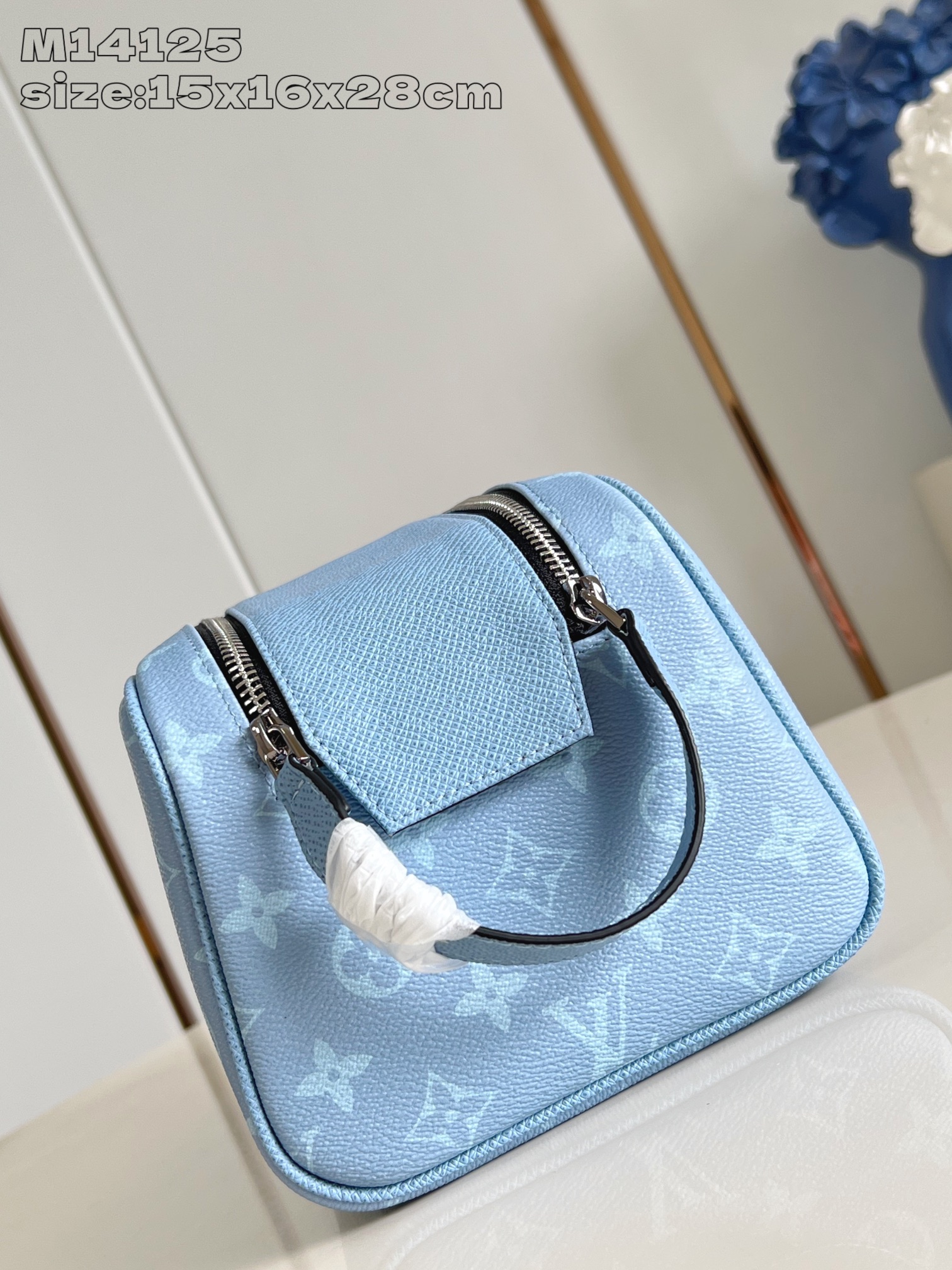 【顶级原单 M14125 】本款 Dopp Kit 盥洗袋为 Monogram 涂层帆布和 Taïga 