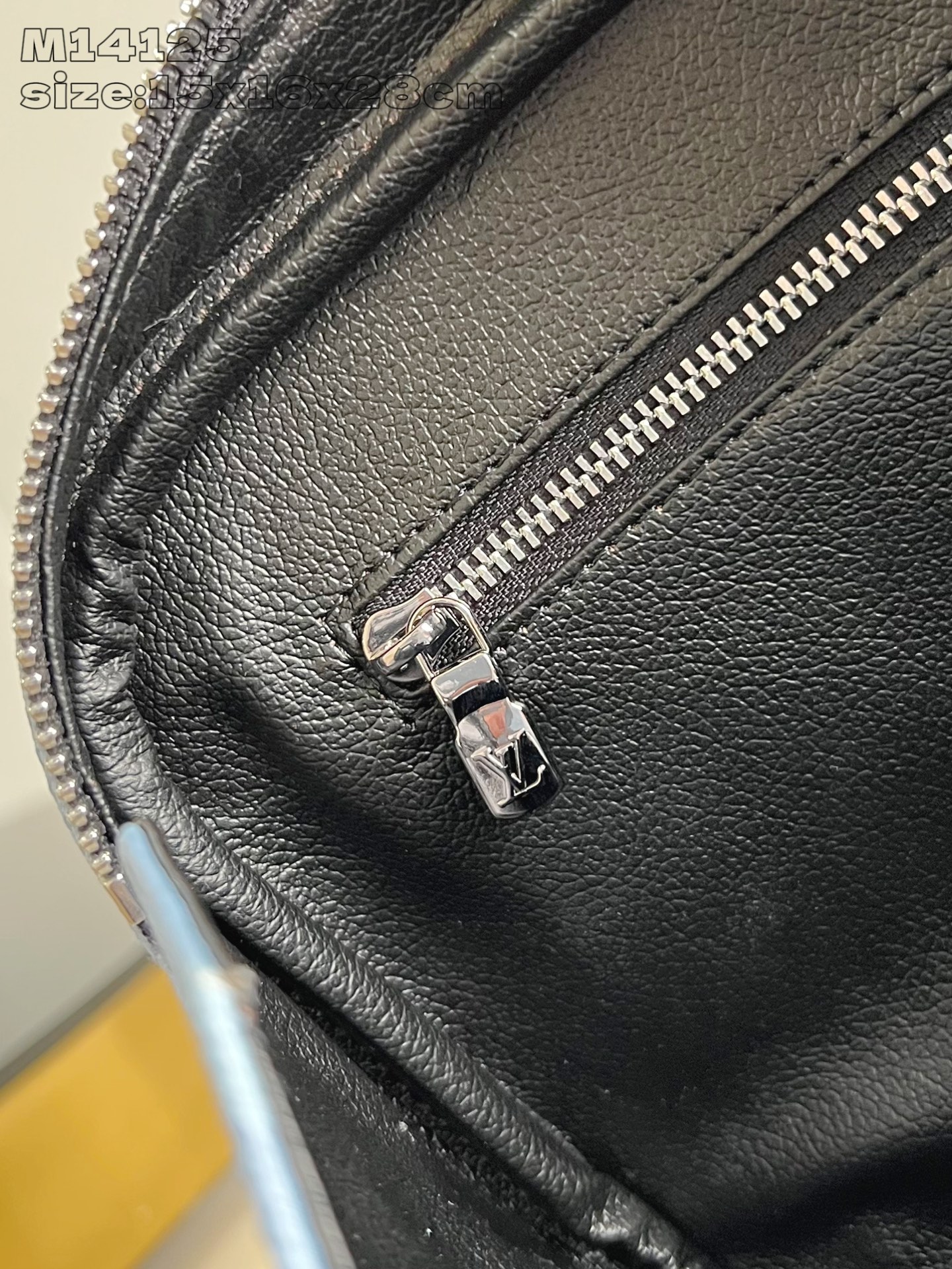【顶级原单 M14125 】本款 Dopp Kit 盥洗袋为 Monogram 涂层帆布和 Taïga 