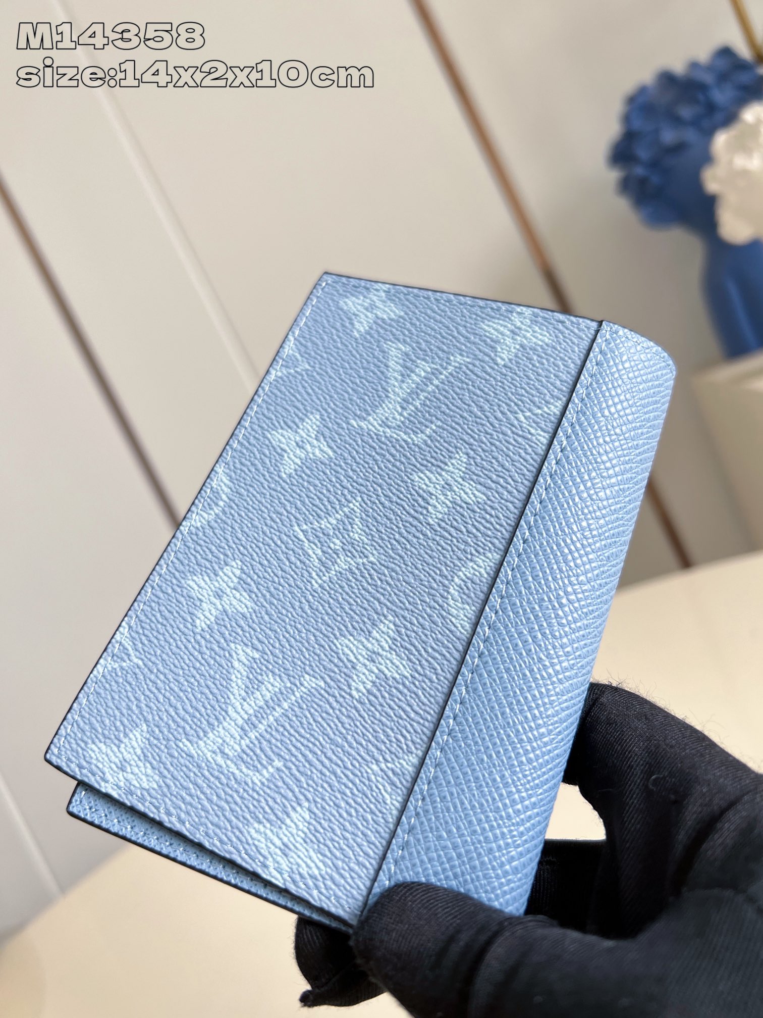 【顶级原单 M14358 】本款护照套选用考究 Monogram 涂层帆布和 Taïga 牛皮革，为 T