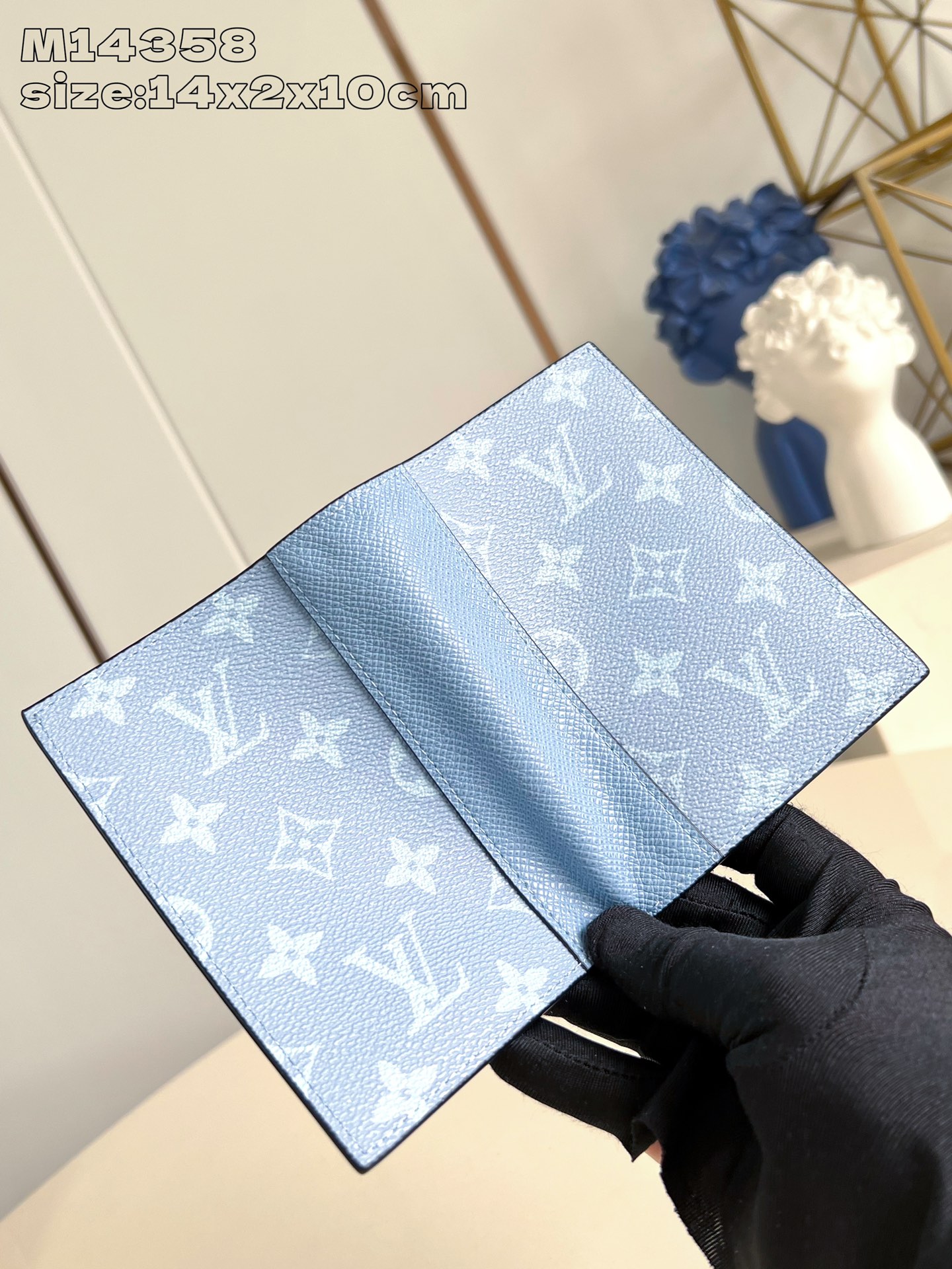 【顶级原单 M14358 】本款护照套选用考究 Monogram 涂层帆布和 Taïga 牛皮革，为 T