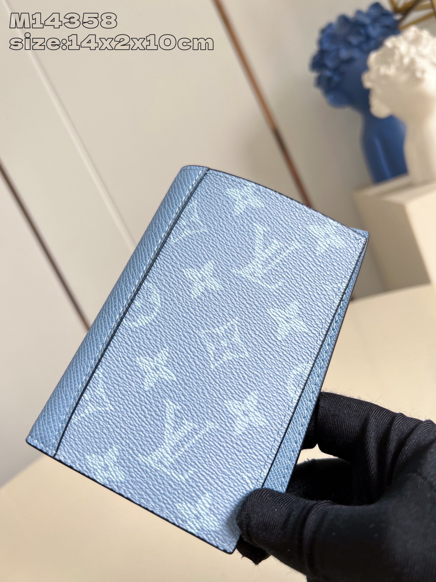 【顶级原单 M14358 】本款护照套选用考究 Monogram 涂层帆布和 Taïga 牛皮革，为 T