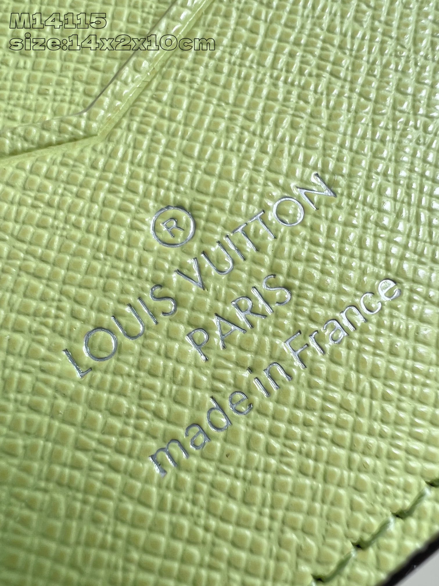 【顶级原单 M14115 】本款护照套选用考究 Monogram 涂层帆布和 Taïga 牛皮革，为 T