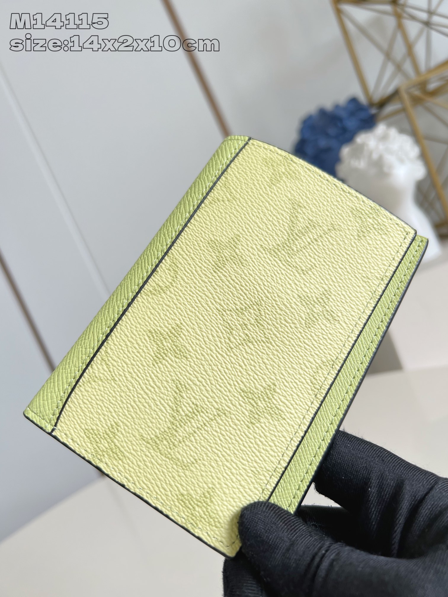 【顶级原单 M14115 】本款护照套选用考究 Monogram 涂层帆布和 Taïga 牛皮革，为 T