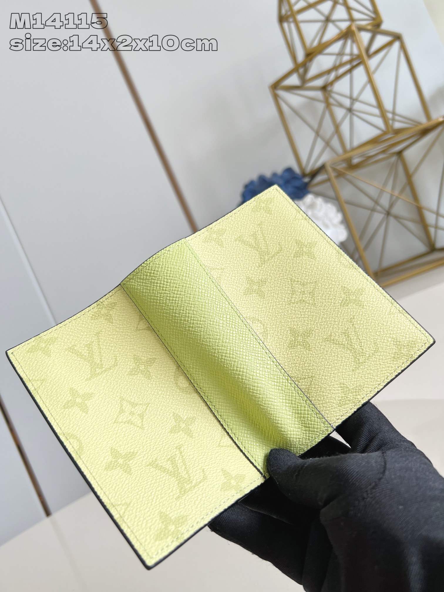 【顶级原单 M14115 】本款护照套选用考究 Monogram 涂层帆布和 Taïga 牛皮革，为 T