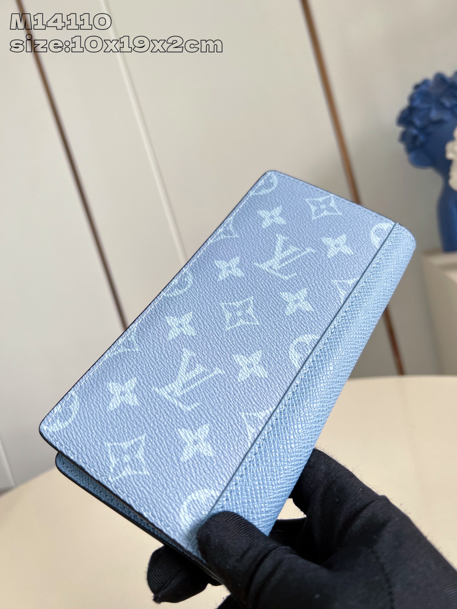 【顶级原单 M14110 】這款Brazza長型錢包以色彩絢麗的Monogram塗層帆布搭配色調相襯的T