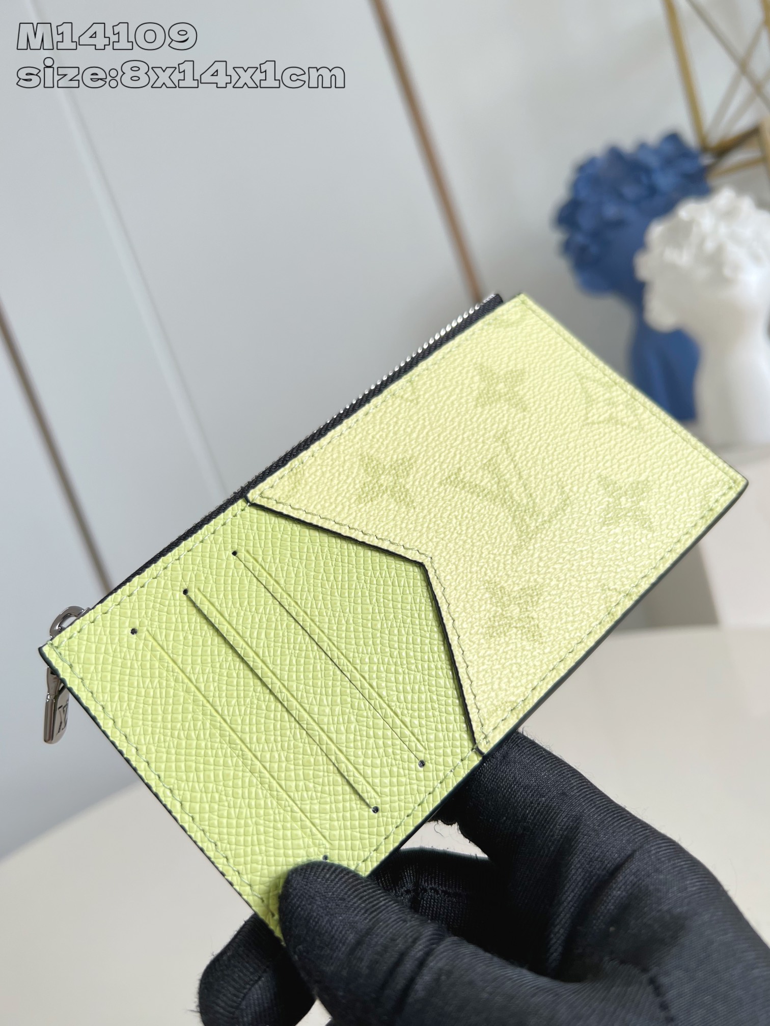 【顶级原单 M14109 】這款coin零錢名片夾以Monogram塗層帆布製造，搭配色調相襯的Taïg