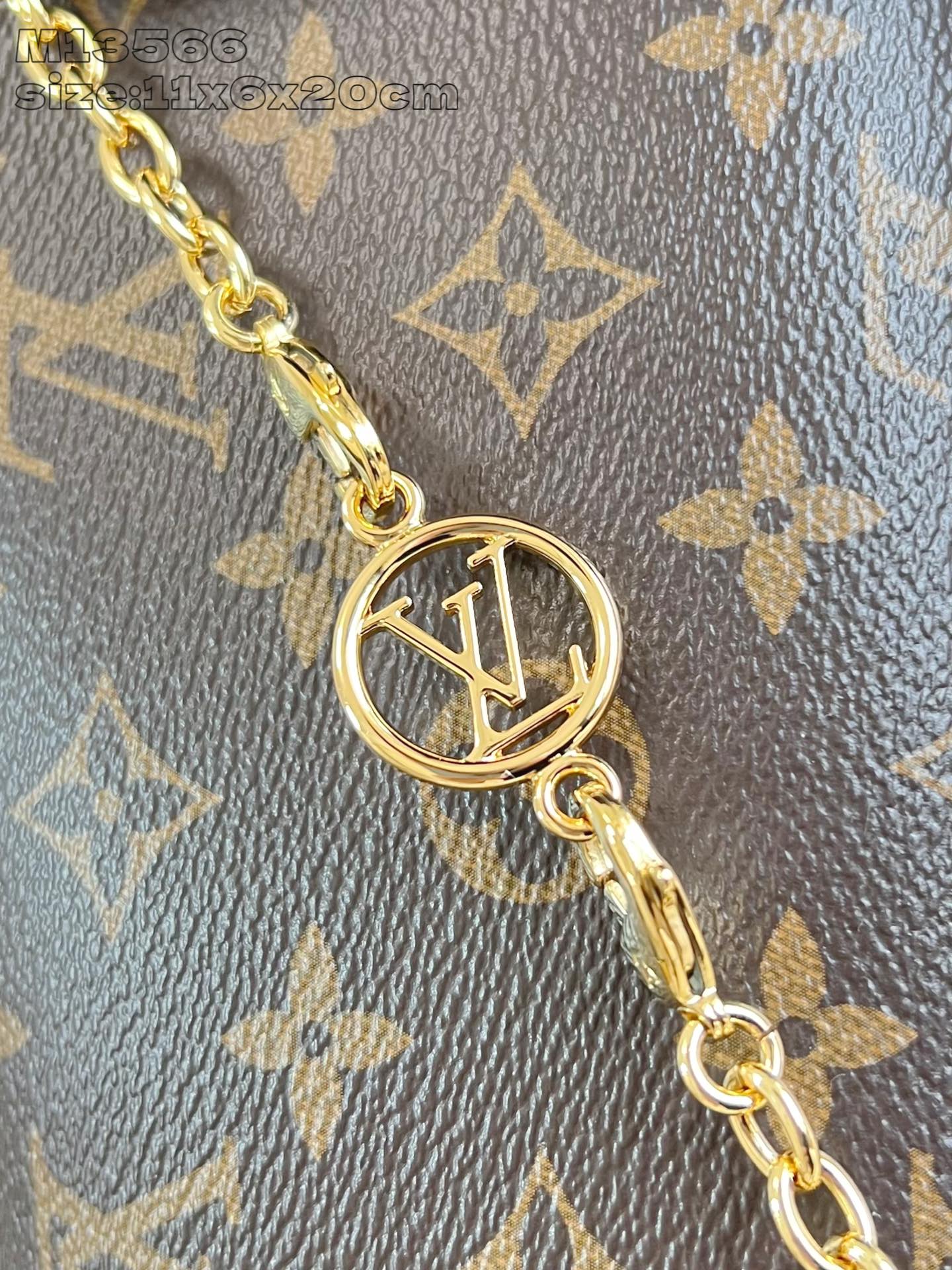【顶级原单 M13566 】本款 Pochette Camille 手袋取材 Monogram 帆布，致