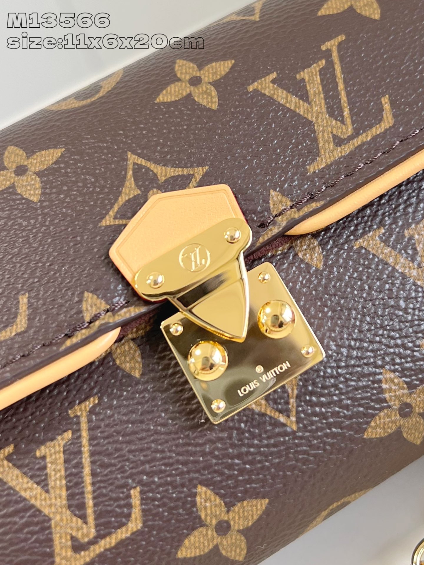 【顶级原单 M13566 】本款 Pochette Camille 手袋取材 Monogram 帆布，致