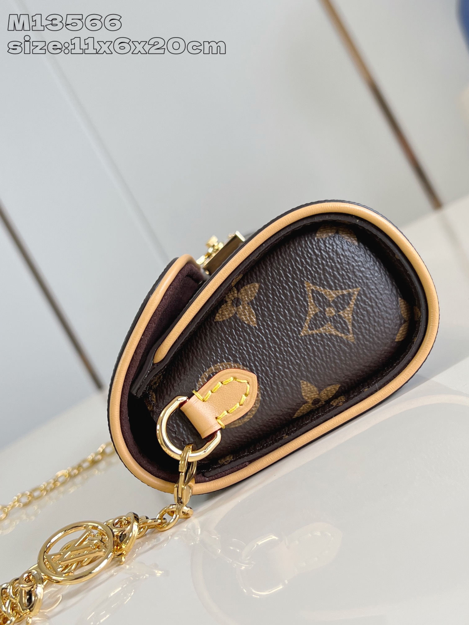 【顶级原单 M13566 】本款 Pochette Camille 手袋取材 Monogram 帆布，致