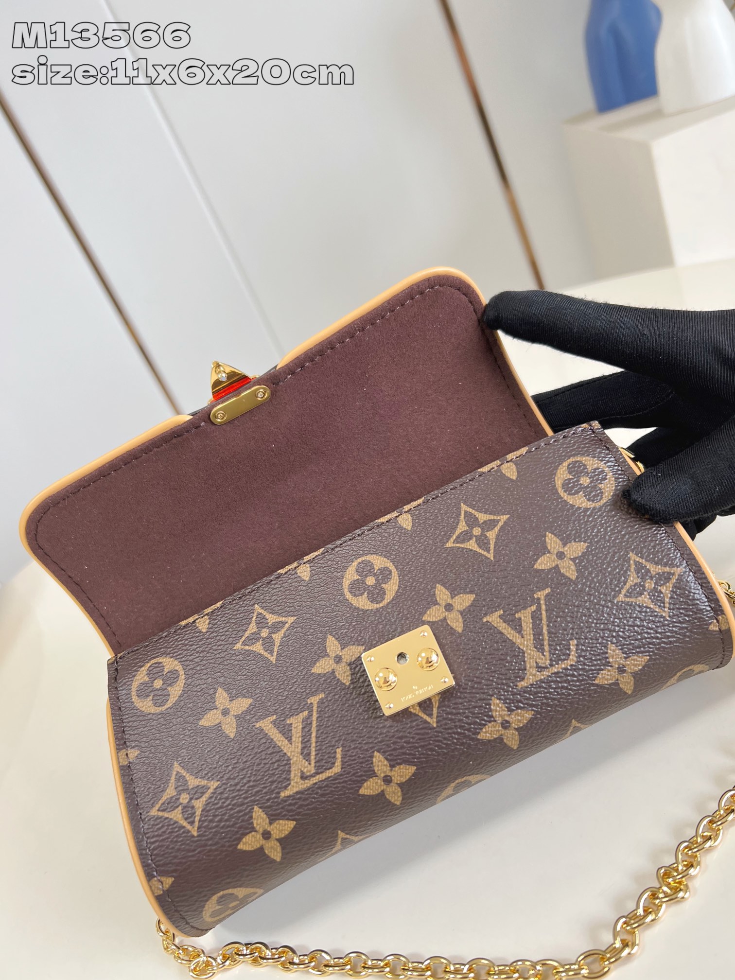 【顶级原单 M13566 】本款 Pochette Camille 手袋取材 Monogram 帆布，致