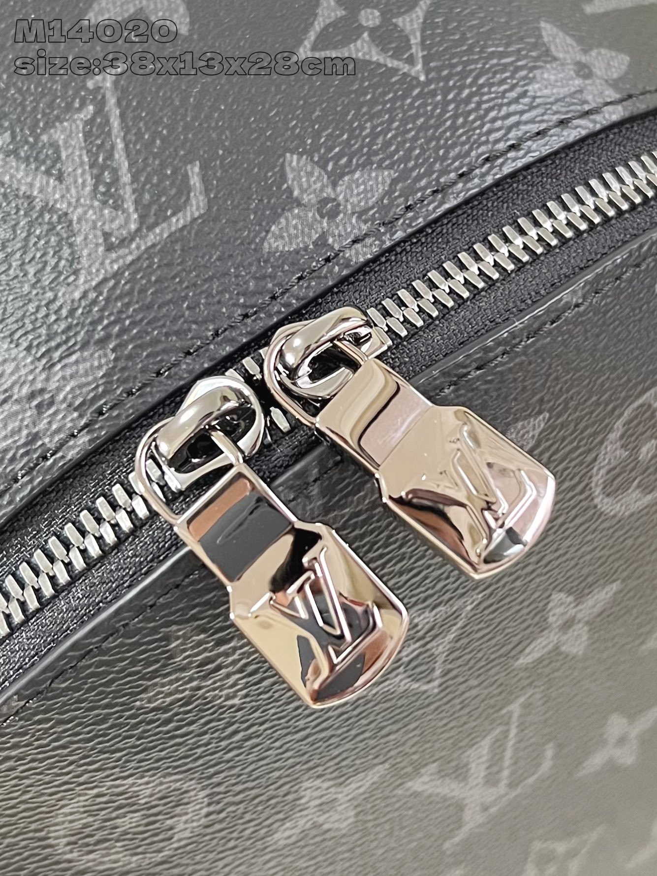 【顶级原单 M14020黑花 】本款 Discovery Slim 双肩包取材 Monogram Ecl