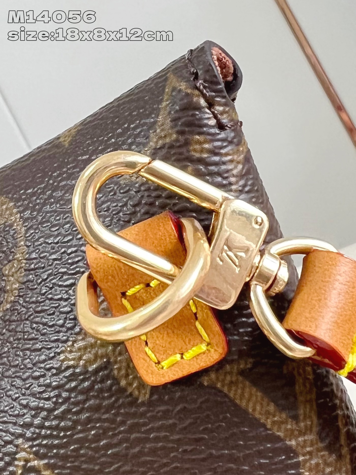 【顶级原单 M14056老花 】本款 Envelope Pouch 手袋为 Monogram 涂层帆布搭