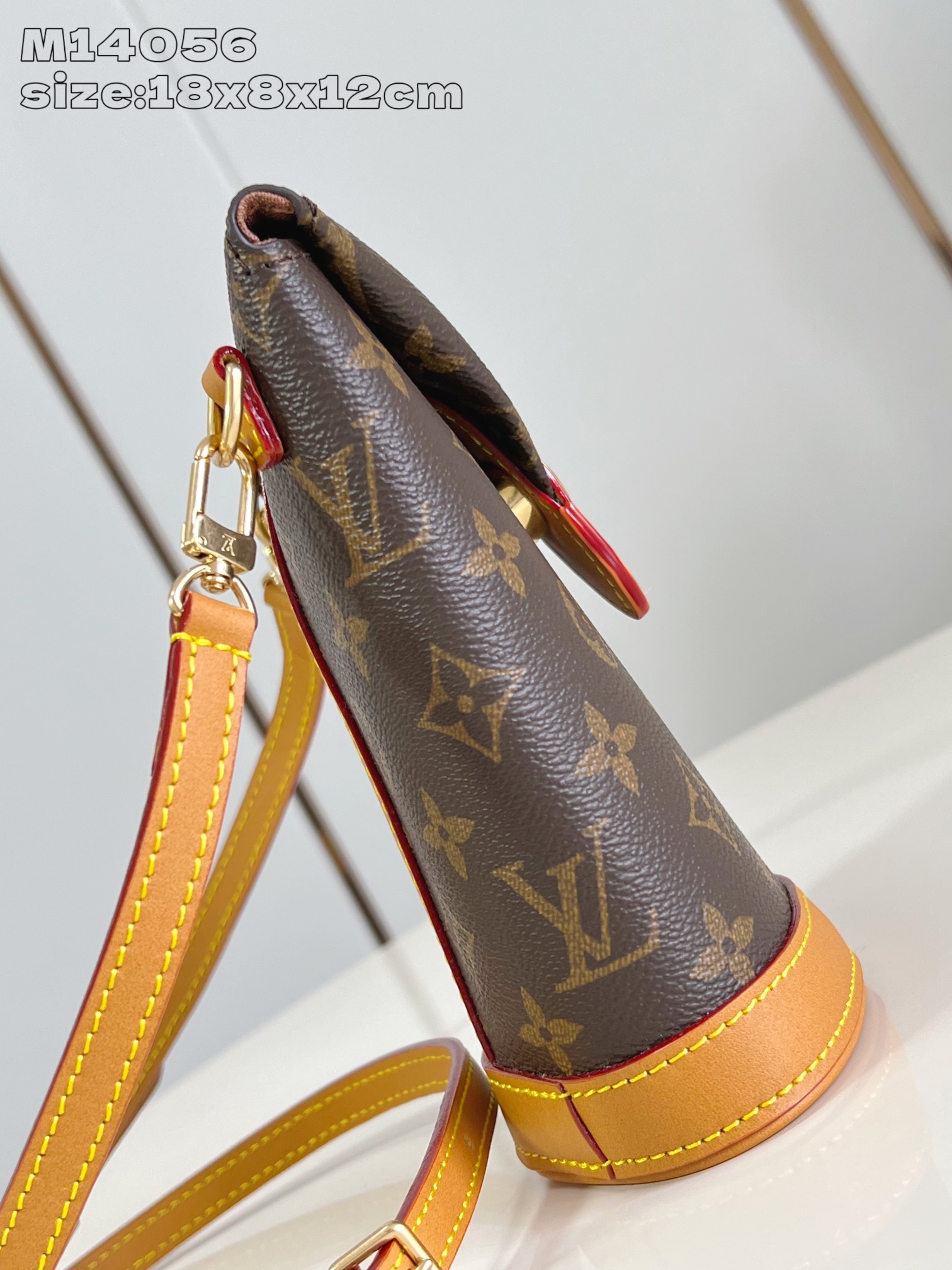【顶级原单 M14056老花 】本款 Envelope Pouch 手袋为 Monogram 涂层帆布搭