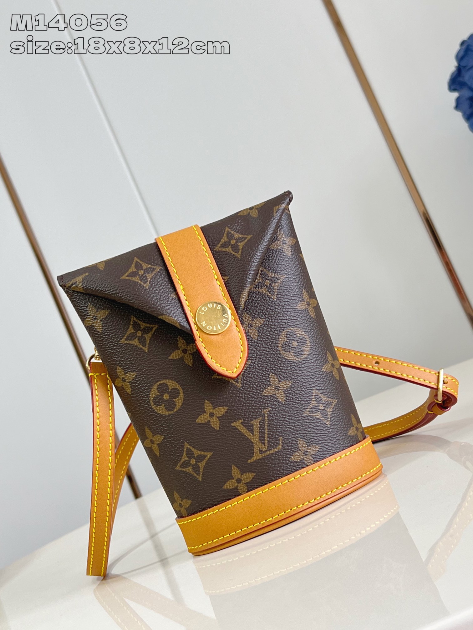 【顶级原单 M14056老花 】本款 Envelope Pouch 手袋为 Monogram 涂层帆布搭