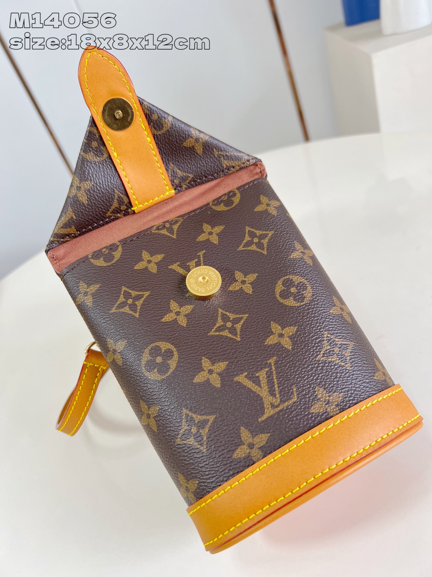 【顶级原单 M14056老花 】本款 Envelope Pouch 手袋为 Monogram 涂层帆布搭