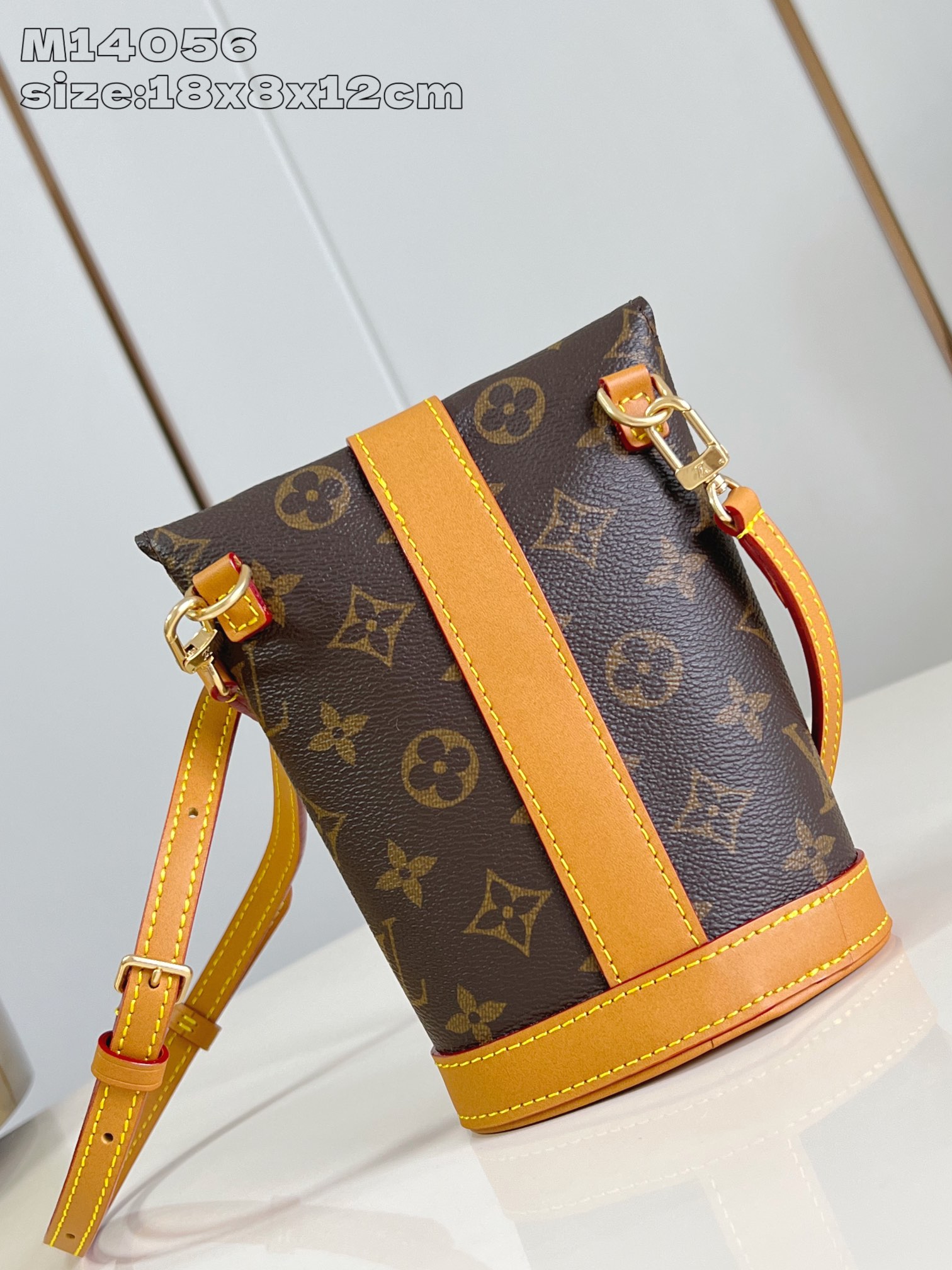 【顶级原单 M14056老花 】本款 Envelope Pouch 手袋为 Monogram 涂层帆布搭