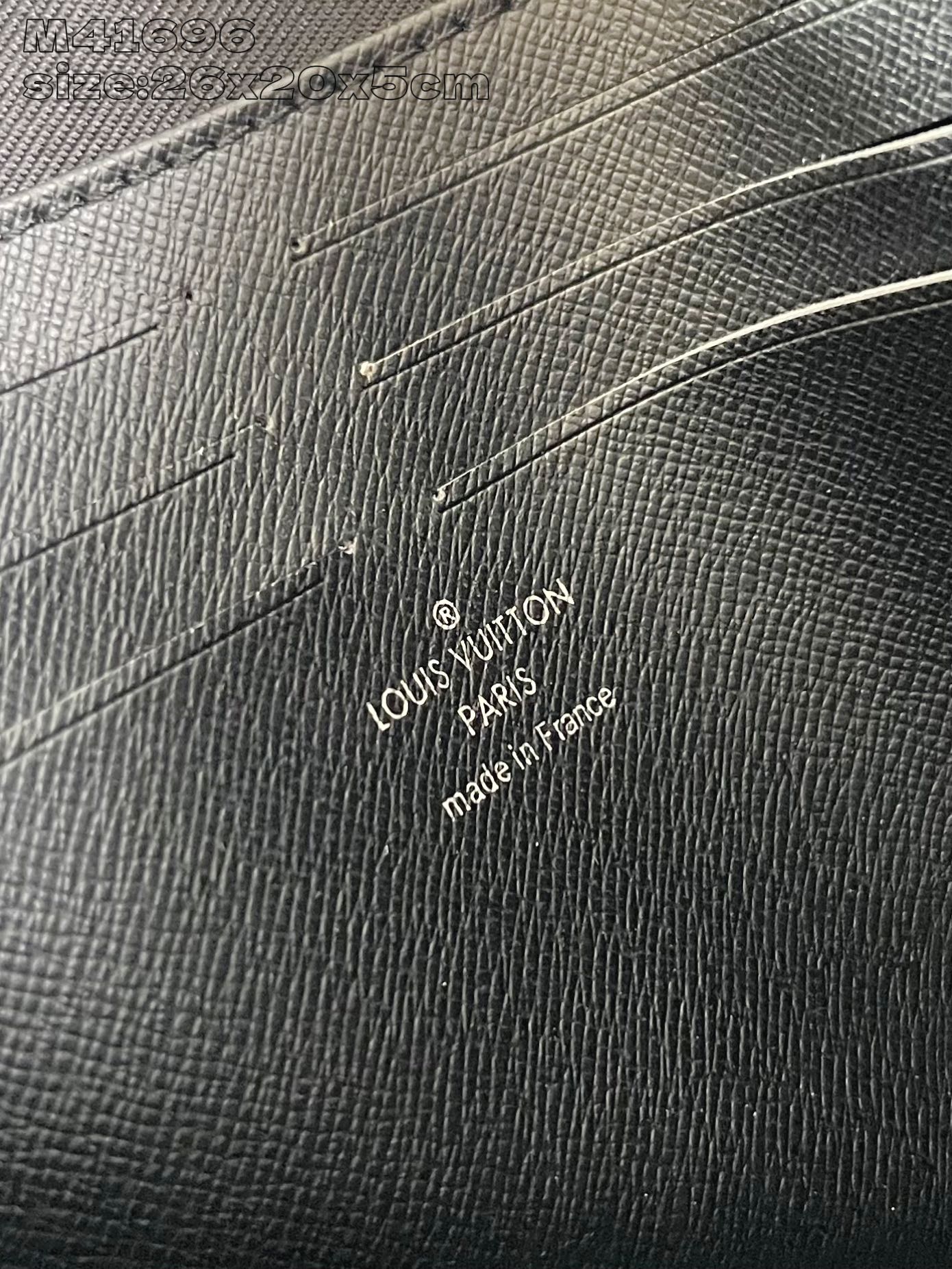 【顶级原单 M41696咖格  】此款小巧而时髦的 Pochette Voyage 中号手袋采用 Dam
