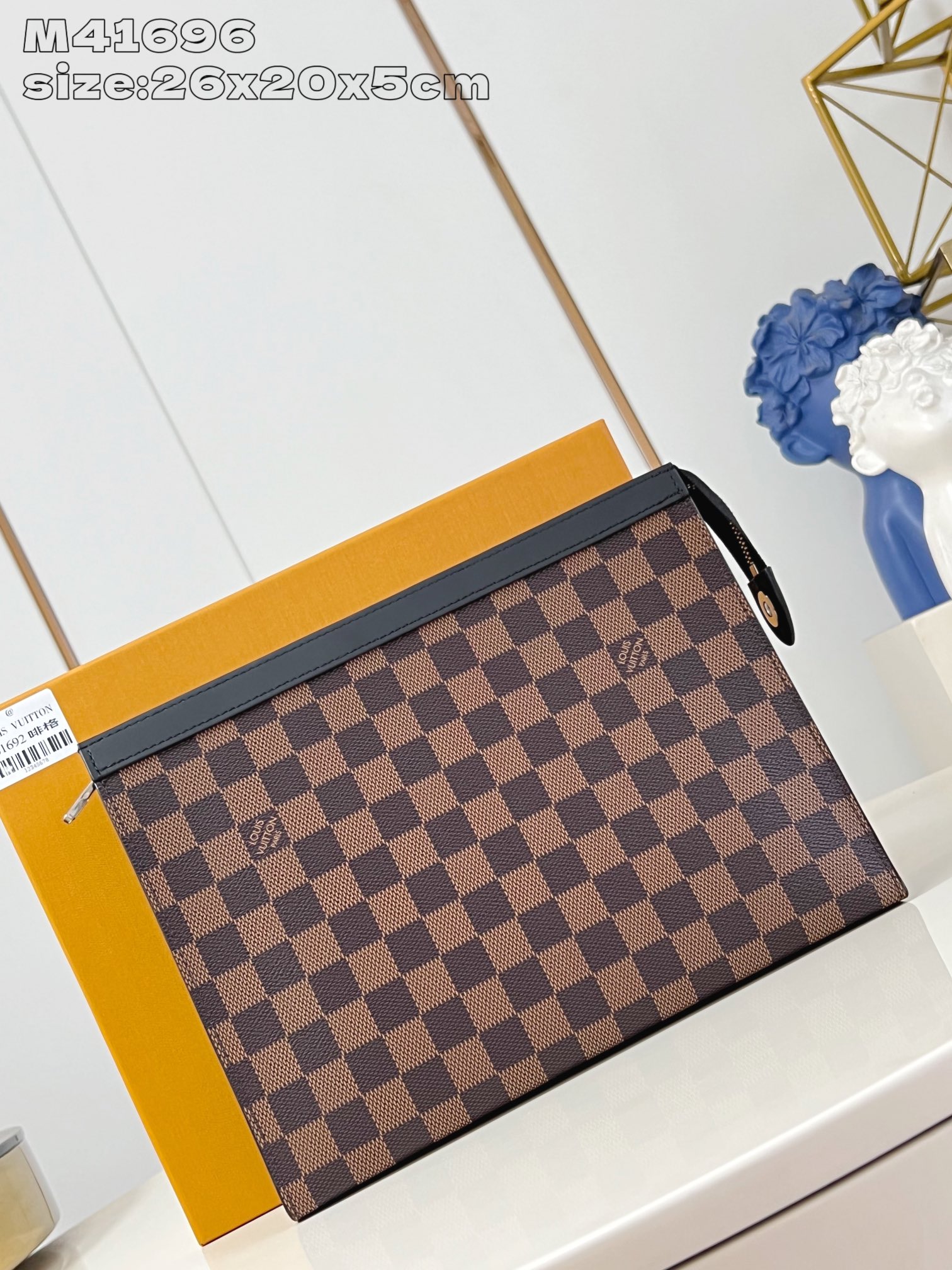 【顶级原单 M41696咖格  】此款小巧而时髦的 Pochette Voyage 中号手袋采用 Dam