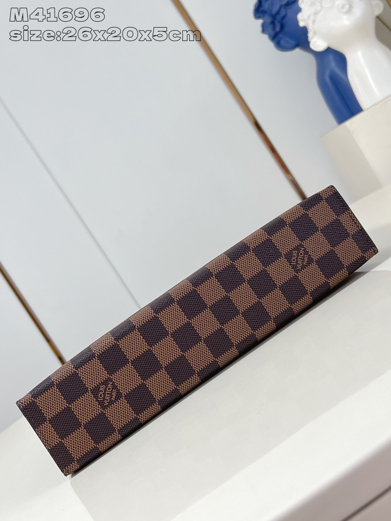 【顶级原单 M41696咖格  】此款小巧而时髦的 Pochette Voyage 中号手袋采用 Dam