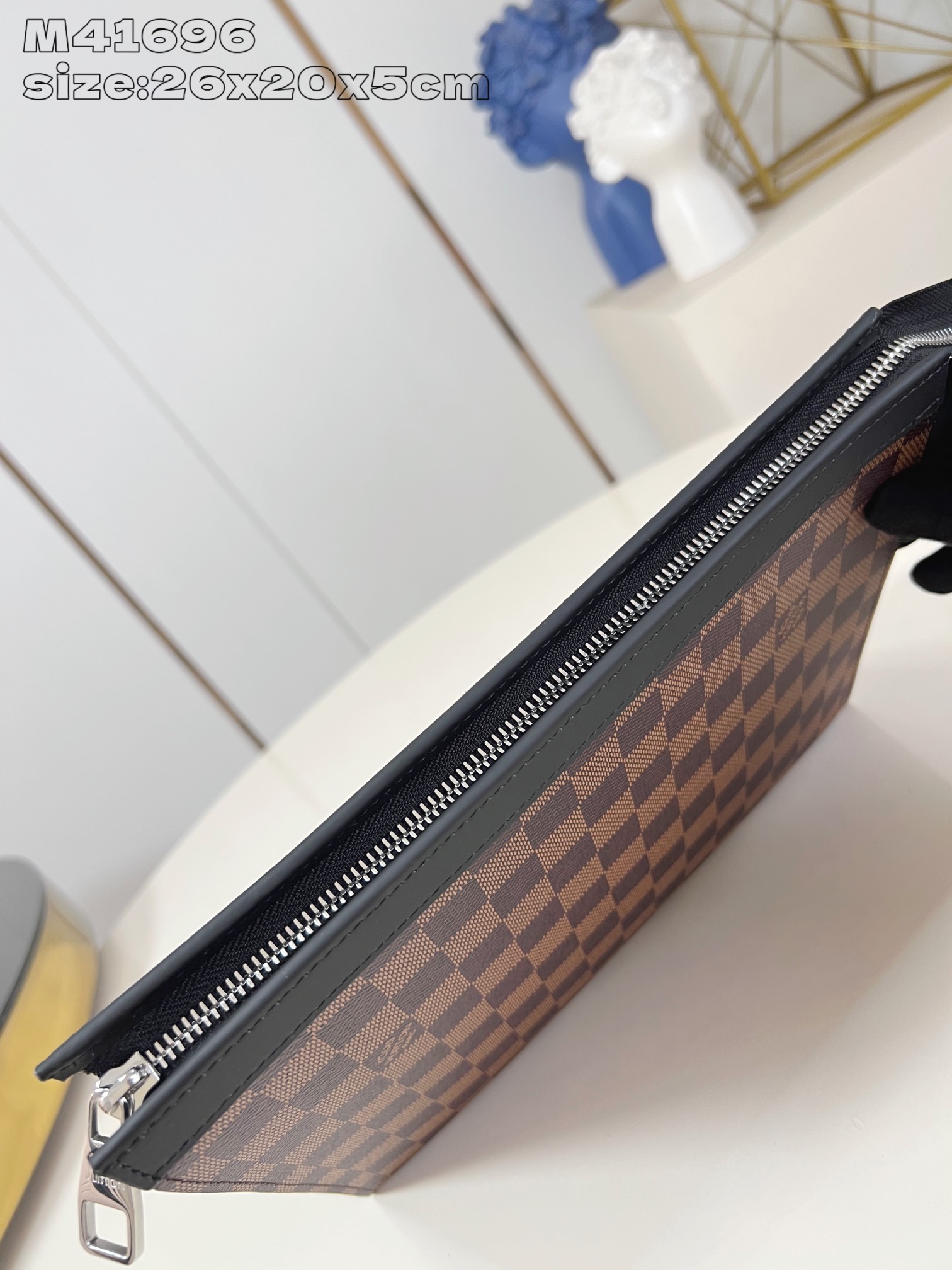 【顶级原单 M41696咖格  】此款小巧而时髦的 Pochette Voyage 中号手袋采用 Dam