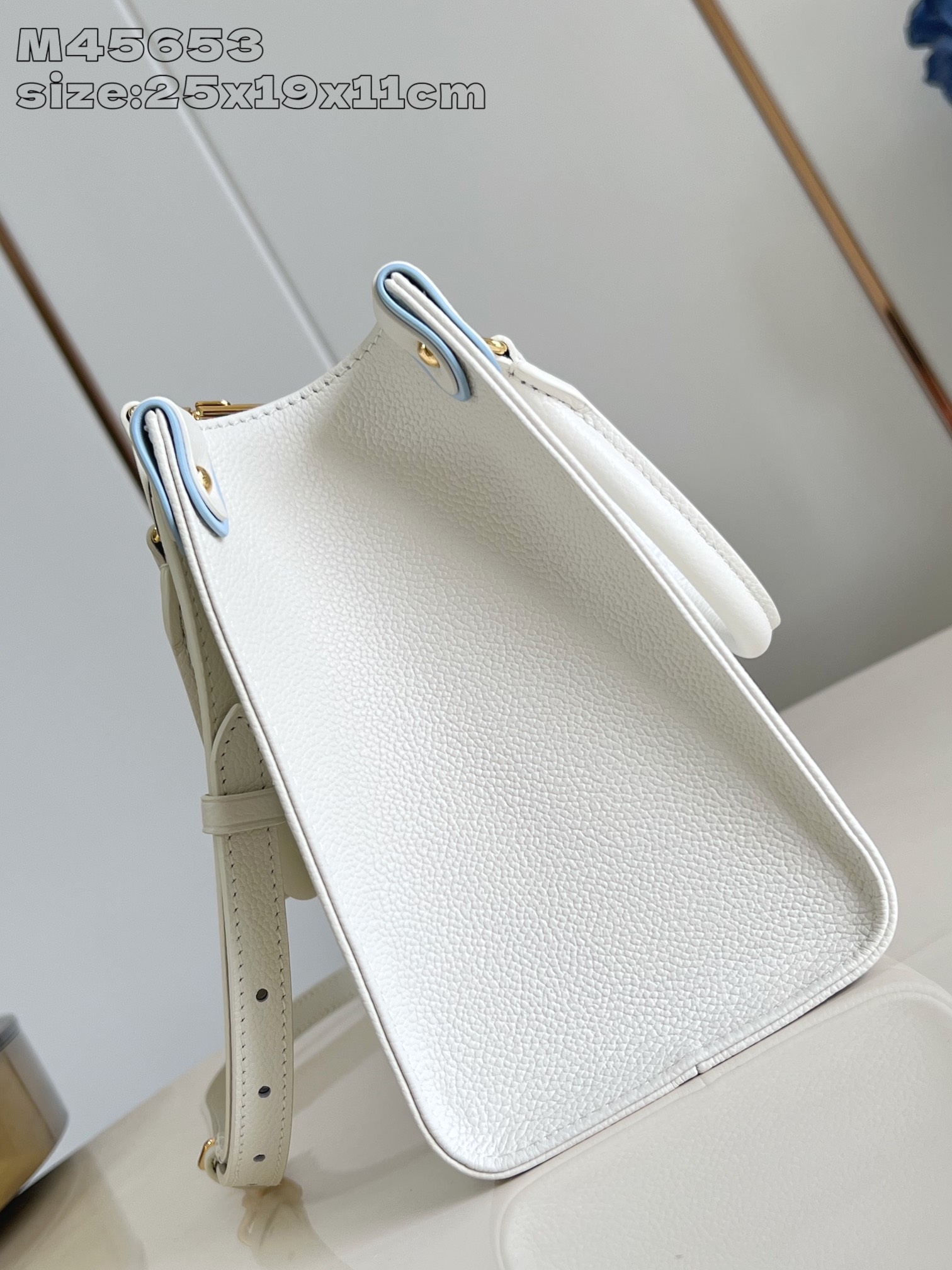 【顶级原单 M45653白兰丝印 】 本款 OnTheGo 小号手袋选用 Monogram Emprei