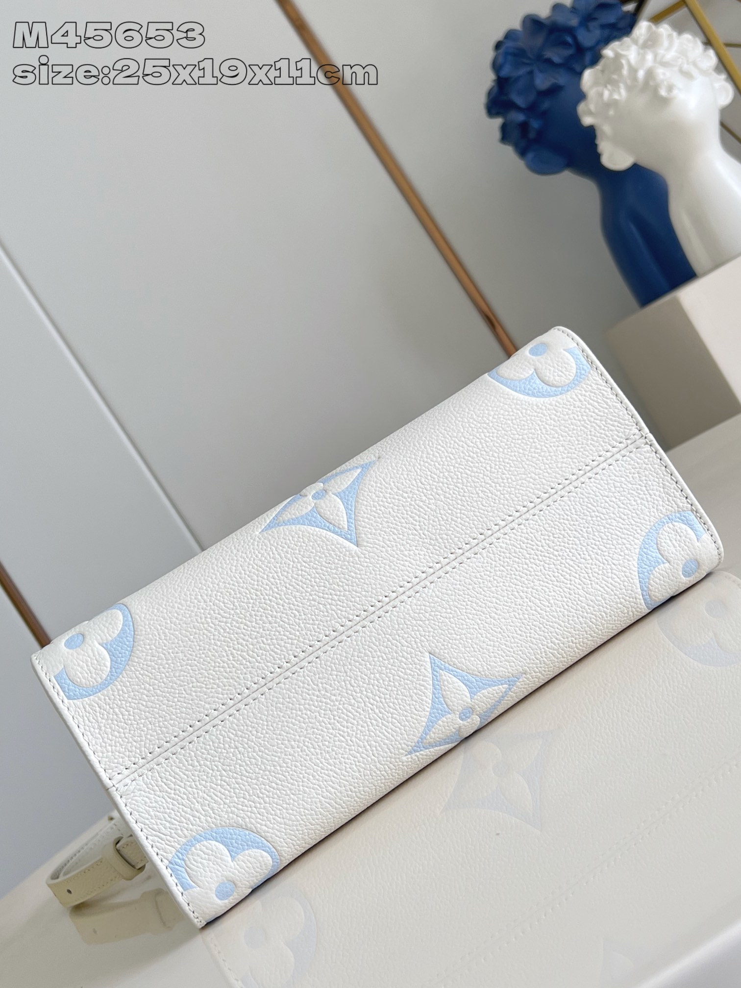 【顶级原单 M45653白兰丝印 】 本款 OnTheGo 小号手袋选用 Monogram Emprei