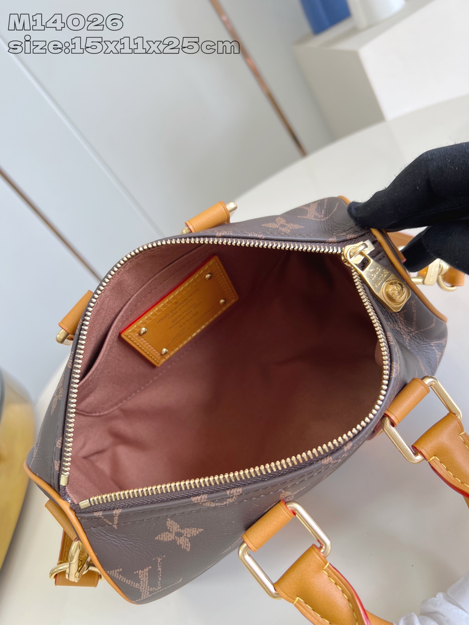 【顶级原单 M14026 】这款 Keepall Bandoulière 25 手袋取材柔软牛皮革，Mo