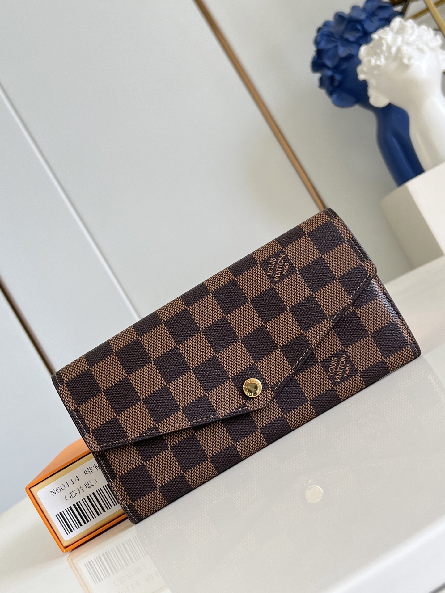 【顶级原单 M60114咖格棕 】作为路易威登经典设计之一，Sarah 钱夹融合 Monogram 帆布