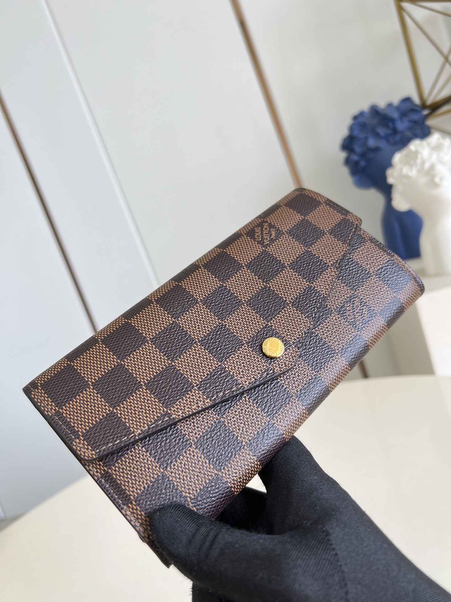 【顶级原单 M60114咖格棕 】作为路易威登经典设计之一，Sarah 钱夹融合 Monogram 帆布
