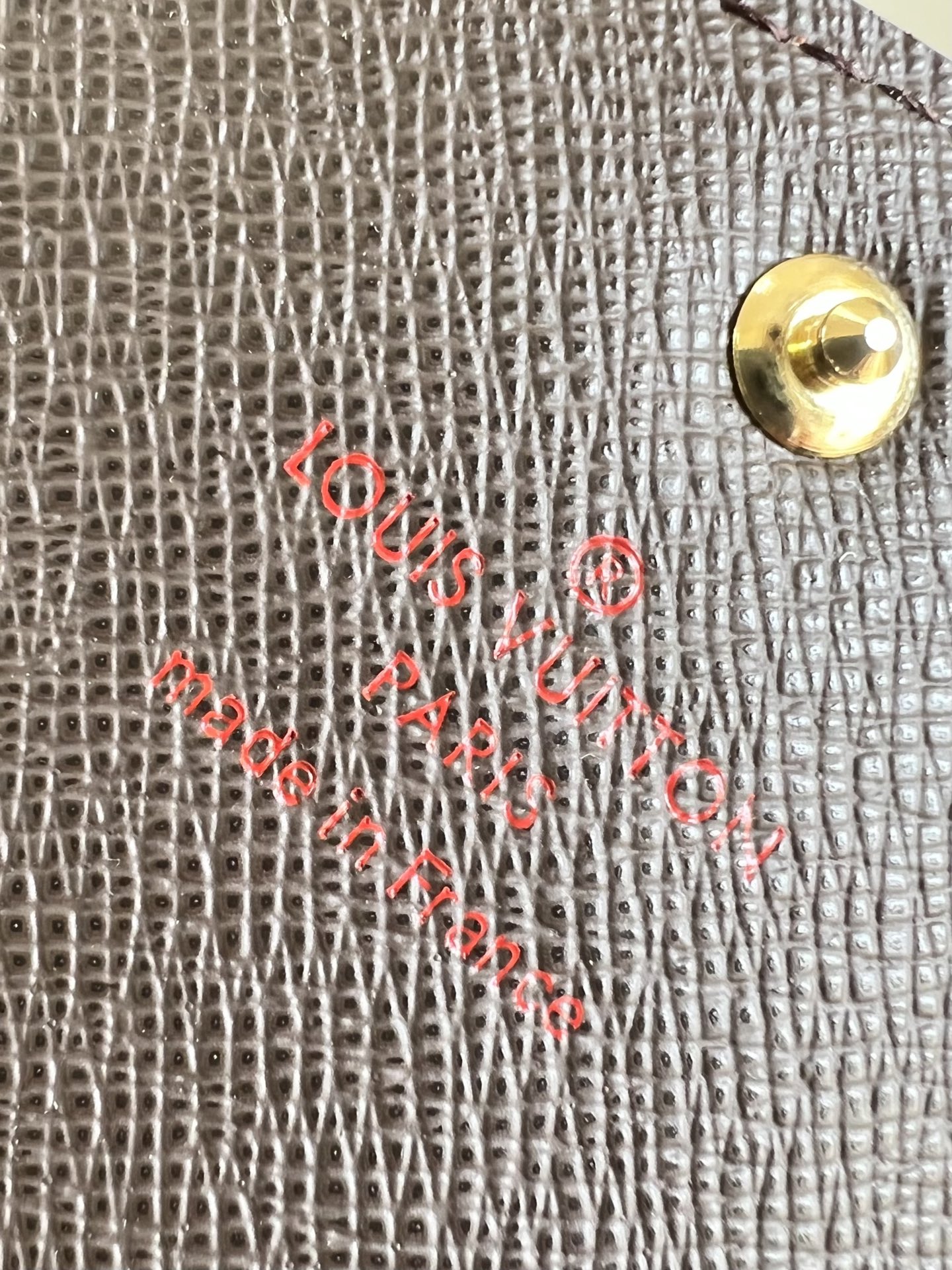 【顶级原单 M60114咖格棕 】作为路易威登经典设计之一，Sarah 钱夹融合 Monogram 帆布