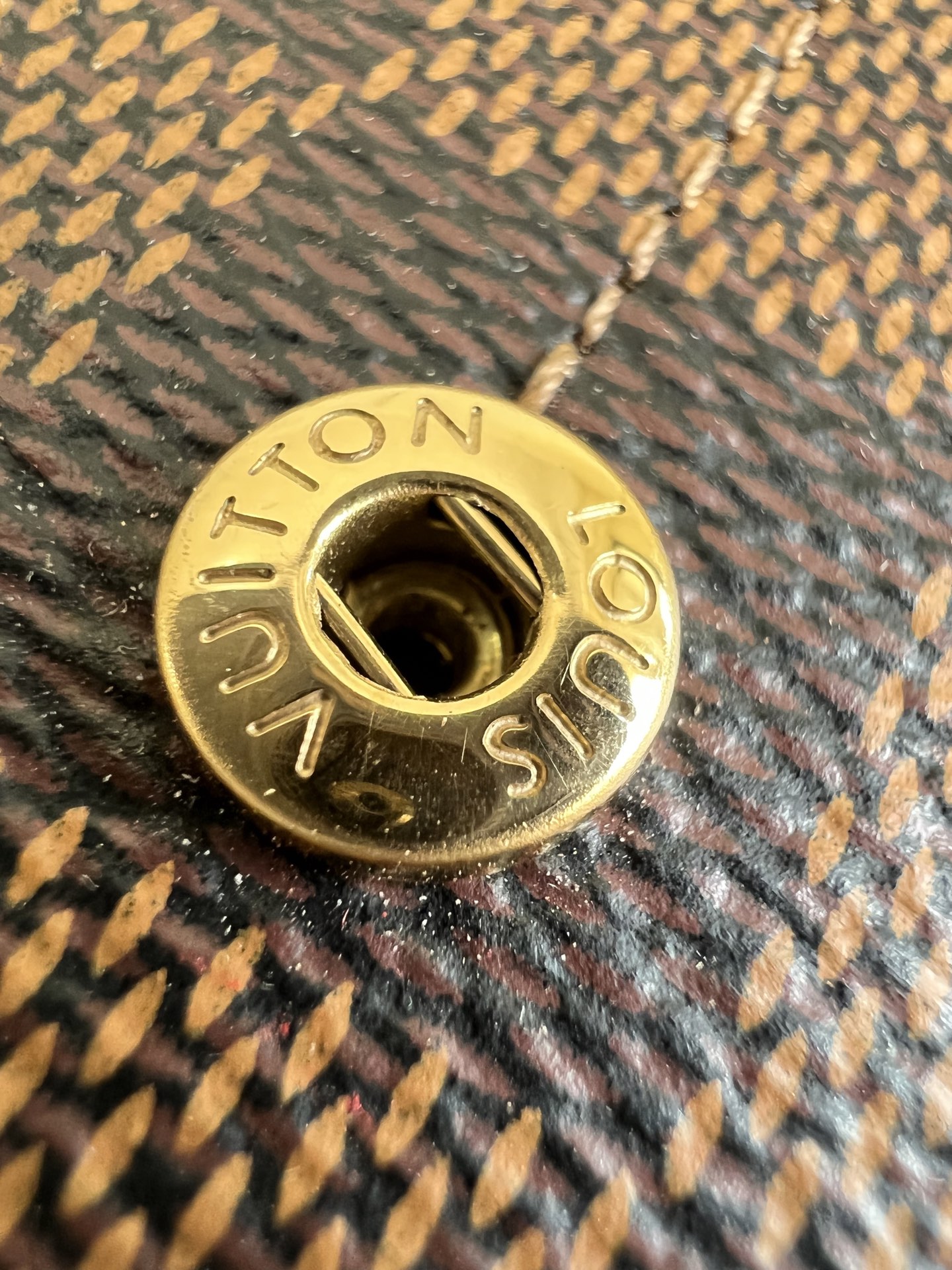 【顶级原单 M60114咖格棕 】作为路易威登经典设计之一，Sarah 钱夹融合 Monogram 帆布